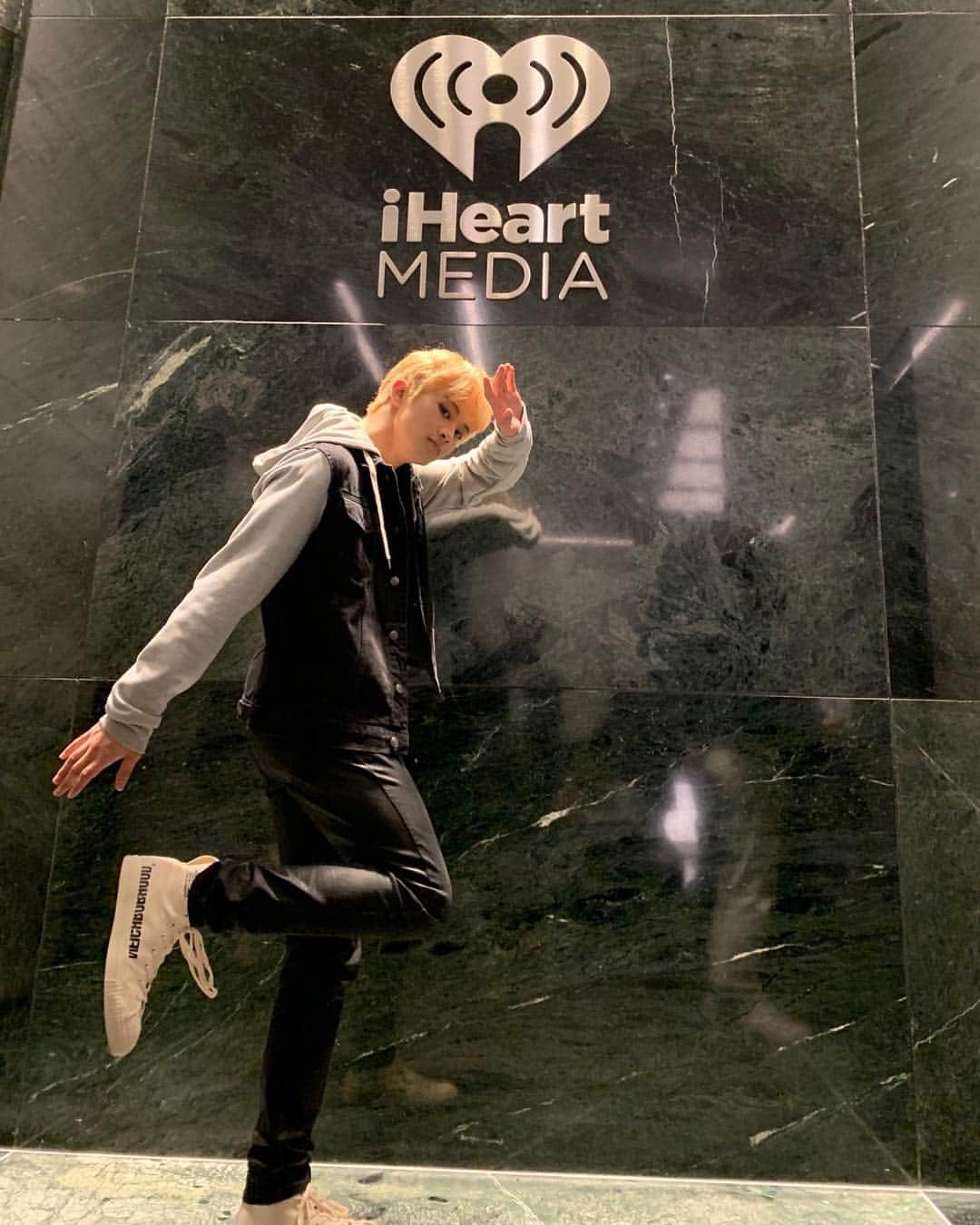 NCT 127さんのインスタグラム写真 - (NCT 127Instagram)「여러분~ 오늘도 마크 처럼 swag~ 저 처럼 ...미소? 🙂  #WE_ARE_SUPERHUMAN #NCT127_SUPERHUMAN #SUPERHUMAN #NEOCITYinUSA #NCT127inUSA #NEWYORK #NCT127 #NCT」4月23日 11時38分 - nct127