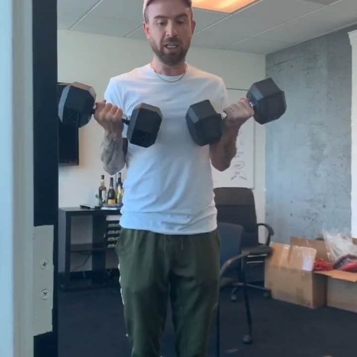 クリス・ファフのインスタグラム：「Everyone’s been asking about my workout routine and how I find time with such a busy schedule so here it is. Give it a shot at your own risk」