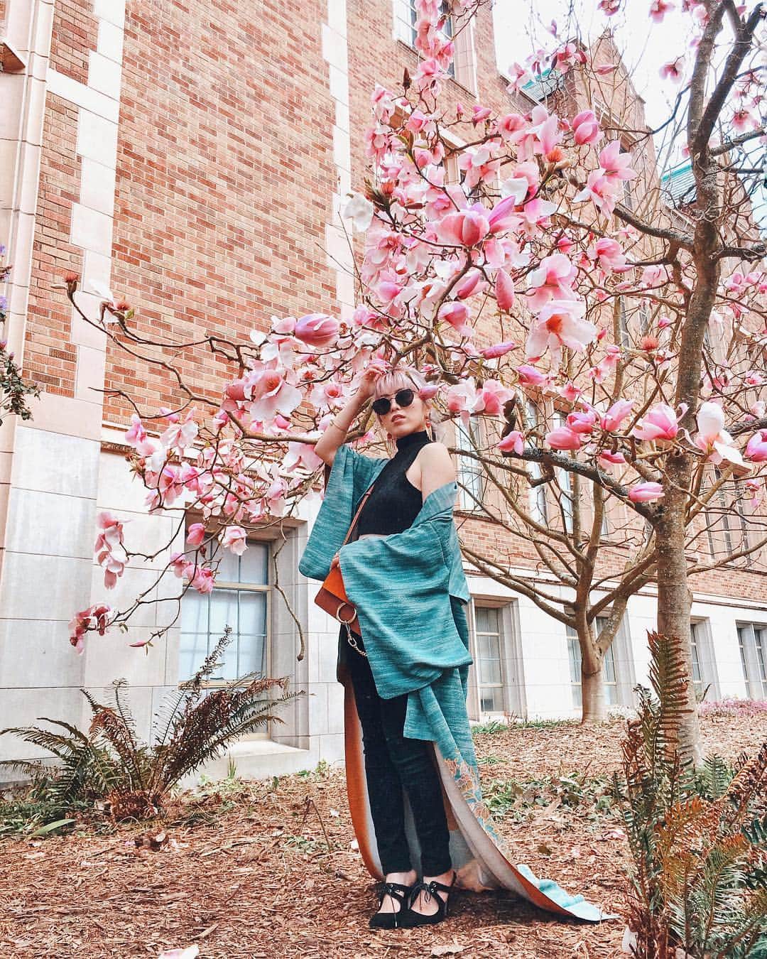 AikA♡ • 愛香 | JP Blogger • ブロガーのインスタグラム：「Happy Earth Day 💕 Thankful for our beautiful earth and gorgeous spring bloom 🌸🌏 // As a native of Japan, I was raised being taught that I could only wear kimonos on special occasions. But as fashion evolved, styles became more diverse and kimonos were no longer considered old traditional formality. ♥️ We are seeing them in the whole new light — a perfect piece for robes-as-streetwear — and giving an ethereal vibe.. Isn’t it so amazing? LOVE IT ✨  I'm wearing this one-of-a-kind vintage kimono gown from @saltaire_life 👘💫 ..... #ootd #kimonostyle #springstyle  #petitefashion #supportsmallbusiness #vintage #livecolorfully #seattle」
