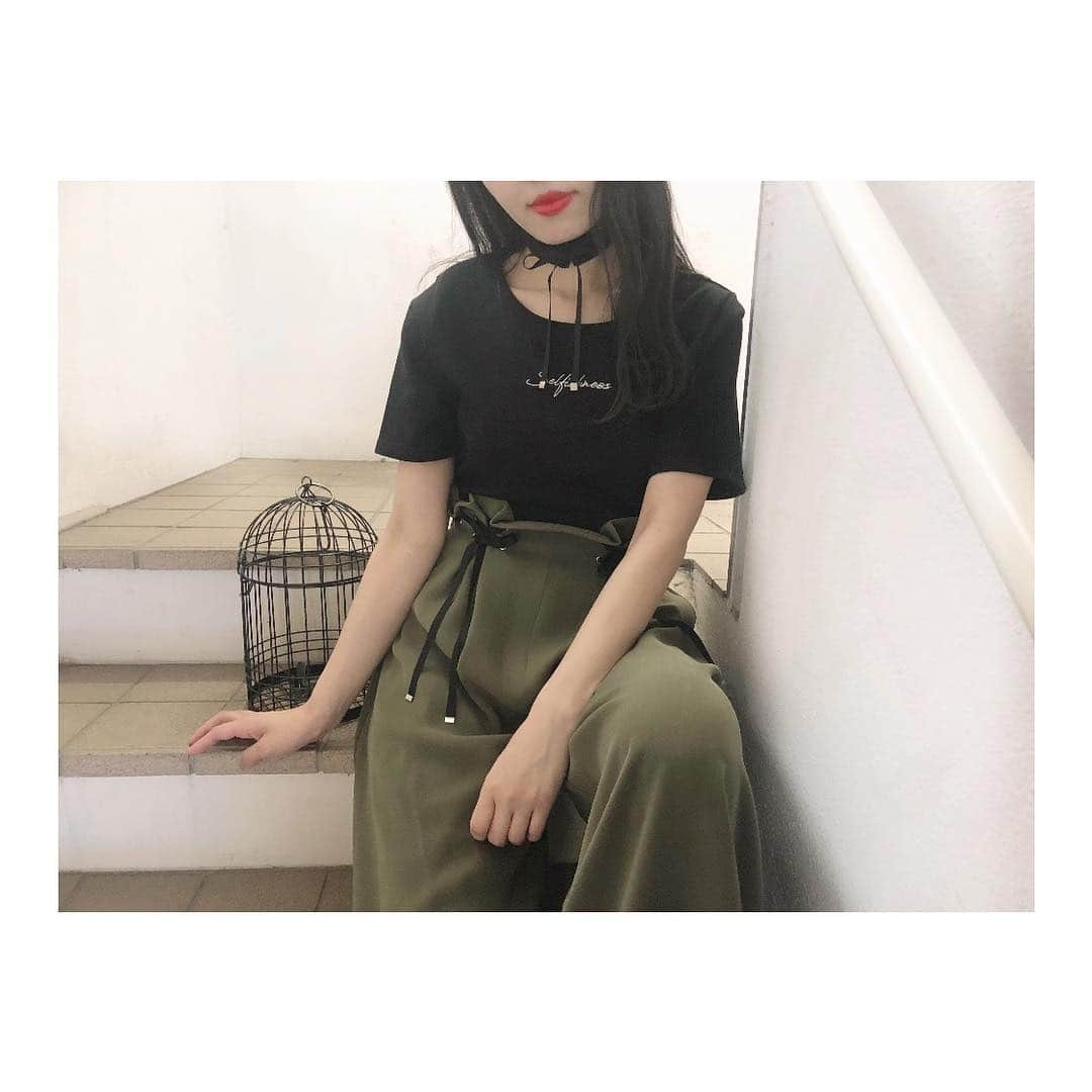 EATMEさんのインスタグラム写真 - (EATMEInstagram)「4.23 update... #EATME #APRIL #NEW #ITEM #🌹 トップス、ボトムス➡︎4.26発売予定 . TOP画面のURLからEATME WEB  STOREをCHECK💁🏻‍♀️ @eatme_japan . チョーカーコンビTシャツ（ #TOPS ） ¥6,400（＋tax） COLOR🎨:BLK.O/WHT.PNK SIZE📐:FREE . ダブルリボンワイドパンツ（ #PANTS ） ¥12,000（＋tax） COLOR🎨:KHK.PNK.BLK SIZE📐:S.M . #EATME_CODE #eatmejapan #イートミー #fetishmode #2019sseatme #WOODSCAGE #益若つばさ #tsubasamasuwaka #fashion #japan #tokyo #harajuku #osaka #umeda #原宿 #大阪 #梅田エスト #instagood #like4like」4月23日 11時53分 - eatme_japan