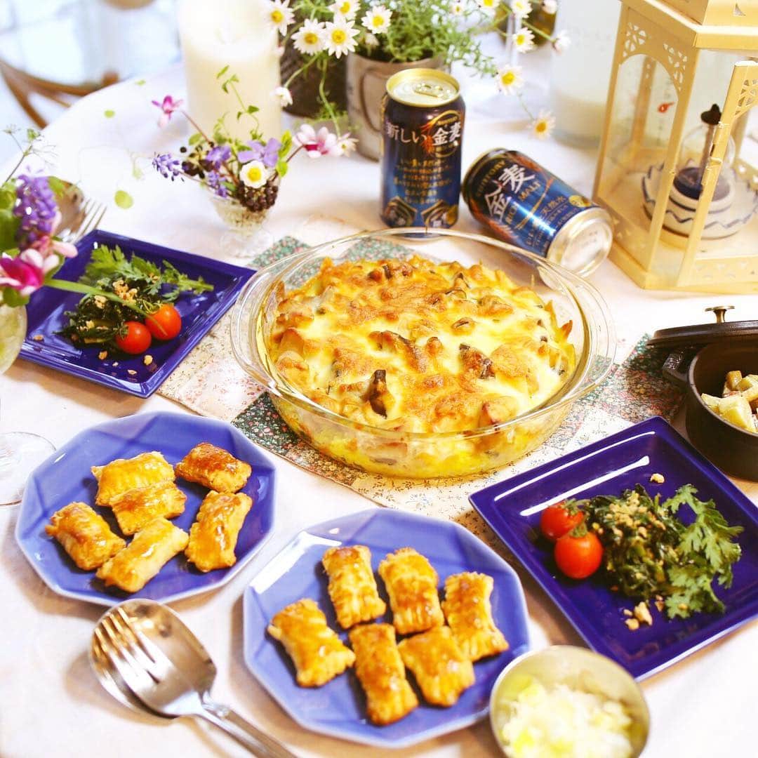 amiさんのインスタグラム写真 - (amiInstagram)「. Today's menu is Japanese food‼︎! . サントリー @suntory_jp  さんから頂いた #金麦 🍻で #藍のある食卓 です❤︎ . 今回も前回に引き続き #あいあい皿 に合うお料理♡ ． ✳︎お野菜たっぷりラザニアチーズ焼き ✳︎ほうれん草のナムルとトマト ✳︎鮭とチーズの一口パイ ✳︎ポテトサラダ ． ． 深い藍色と淡い藍色のお皿 なのでナムルやパイがぴったり でした٩( ,,˘ ³˘)♥ ． シンプルなお料理も素敵に 仕上がります〜♥️ ． 今回もとても美味しく頂きました❤︎ ． あいあい皿キャンペーンも チェックしてみてね♡ ． 金麦アンバサダーとして活動してます。 ． ． #金麦のある食卓#あいのある食材#和食#日本食#おうちごはん#晩酌#家呑み#おうち居酒屋#ふたりご飯#夫婦#おつまみ#テーブルコーディネート#テーブルコーデ#花のある幸せごはん#サントリー#食卓#夕食#献立#晩酌#家庭料理#おうちごはん#ていねいな暮らし#オスミックトマト#トマトが好きになる魔法#ルックプラスでゆとりプラス @look.plus_official」4月23日 11時47分 - amikuma1219
