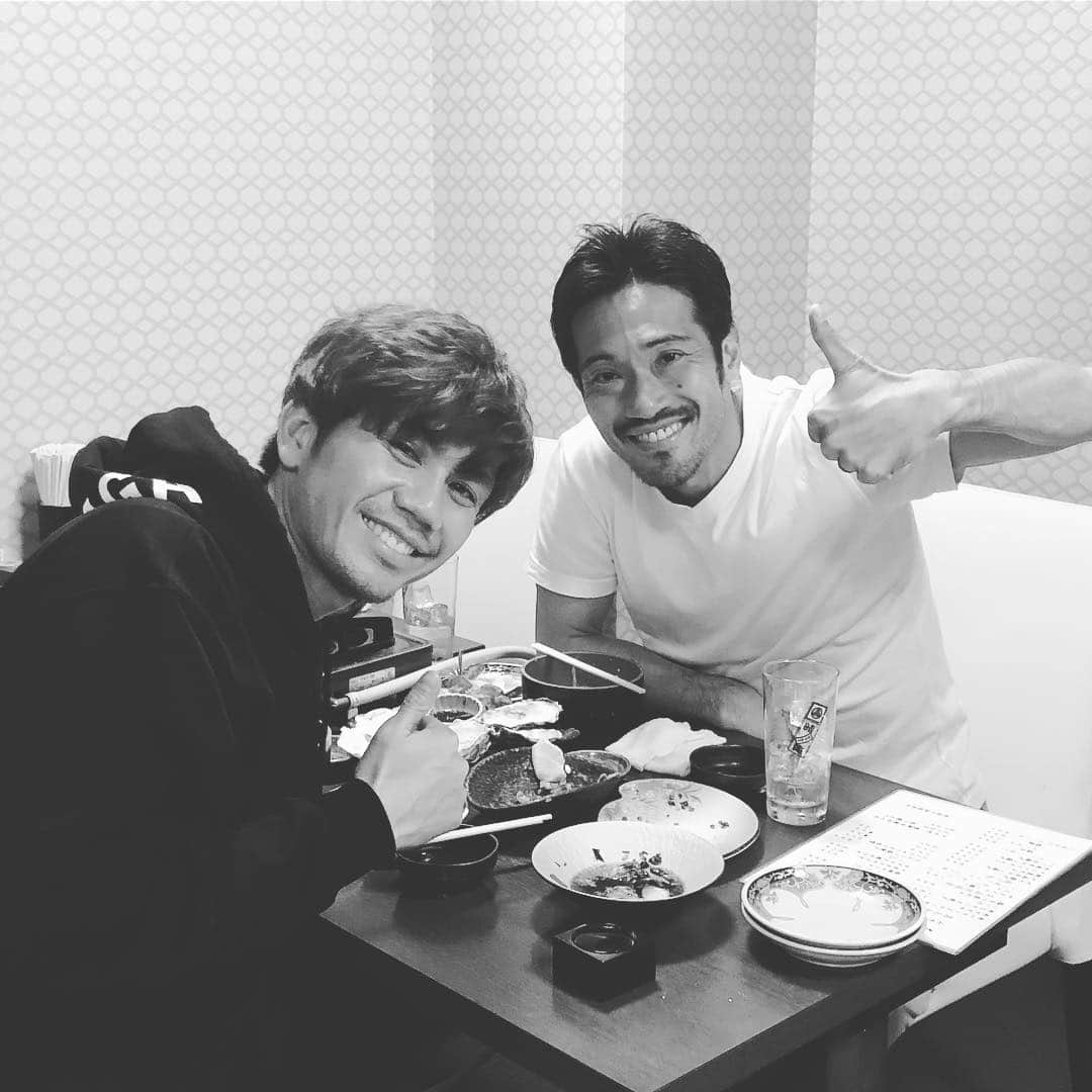 柏木陽介さんのインスタグラム写真 - (柏木陽介Instagram)「先日阿部ちゃんとのサシ飯でした。 最高の時間を過ごすことができました。  今までのこと、今のこと、これからの事と色んな話ができて、また今の自分にとって最高な１日になりました。  納得いくプレーが全くできてないのは自分が一番わかってます。 でも選手、スタッフ、監督に必要とされてる以上は今できる全ての事をこれからもやり続けていきたいと思います。  応援してくださってる皆さんにはこれから、やっぱり居て良かったと思ってもらえるように浦和レッズのために全力で闘わせてください。  このしんどい連戦、浦和レッズに関わる全ての人の力で乗り切りましょう。 応援よろしくお願いします！！！ #浦和レッズ#阿部勇樹#柏木陽介#サシ飯#５時間越え#浦和のために#そして自分のために#阿部ちゃんありがとうございました」4月23日 11時48分 - yosuke_kashiwagi