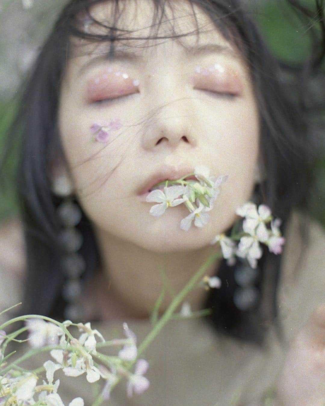 花盛友里のインスタグラム：「しおりちゃんかわいい、 タカエさんのメイクかわいい、、、♡ ひっっさしぶりに作品どり。 もうすぐ平成も終わるし、初心に帰ってたくさん撮ろう。」