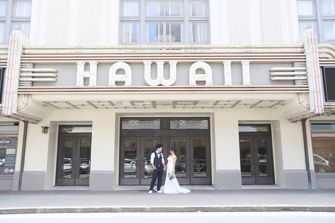 ゼクシィさんのインスタグラム写真 - (ゼクシィInstagram)「【憧れハワイで叶えた絶景ロケフォト】 . 海外婚で圧倒的な人気を誇るハワイ🌴💕 実際、現地でどんな式を挙げ、どんな風に過ごしたのか？ 2日間に渡り、先輩花嫁さんのハワイ婚を レポートしちゃいます🎵 . 今回はロケーションフォトをご紹介🌟 ハワイシアター前はダウンタウンフォトでは 欠かせないスポットですよね😌 道端だったり、どこで撮影しても絵になるのが ハワイのすごいところ☺️💓 . キラキラ輝く綺麗すぎるビーチはもちろん、 サンセットや、大きな木もハワイらしさ満点🌅🌴☀️ ふたりのありのままの雰囲気を引き出してくれたのは ハワイの大自然のおかげ？！ 日本にはない広大な景色や、透き通るくらい綺麗な海、 全部フォトに収めましょう📷❣️ . そのほか詳細はこちらをチェック♪ 【最新号 発売中！】 ゼクシィ海外ウエディング 2019 Summer&Autumn 「みんな、どう過ごした？リアル☆ハワイ婚Report」より . +♥+:;;;:+♥+:;;;:+♥+:;;;:+♥+:;;;:+♥+:;;;:+♥ . プロポーズから結婚式まで素敵なお写真募集中！ . ゼクシィ公式アカウントでお写真を紹介してみませんか？ 【#ゼクシィ2019】 を付けて投稿してください👰💐 . +♥+:;;;:+♥+:;;;:+♥+:;;;:+♥+:;;;:+♥+:;;;:+♥ . ▼花嫁さんダウンロード数No.1 ゼクシィアプリはURLから💎 @zexyrecruit . #リゾ婚#ハワイ婚#ハワイ挙式#ハワイ前撮り#ハワイ後撮り#ハワイウェディング#海外婚 _ #海外挙式#ダウンタウンフォト#ハワイフォトツアー#海外前撮り#海外後撮り#ハネムーンフォト#ハワイウェディングフォト#海外フォトツアー#カイルアビーチ _ #ワイマナロビーチ#ハワイシアター#ビーチフォト #海外ウェディングフォト#全国のプレ花嫁さんと繋がりたい#日本中のプレ花嫁さんと繋がりたい#海外挙式準備#海外プレ花嫁#ハワイハネムーン#リゾート挙式 _ #ゼクシィ#ちーむゼクシィ#プロポーズされたらゼクシィ」4月23日 11時52分 - zexyrecruit