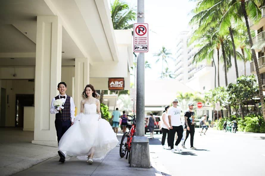 ゼクシィさんのインスタグラム写真 - (ゼクシィInstagram)「【憧れハワイで叶えた絶景ロケフォト】 . 海外婚で圧倒的な人気を誇るハワイ🌴💕 実際、現地でどんな式を挙げ、どんな風に過ごしたのか？ 2日間に渡り、先輩花嫁さんのハワイ婚を レポートしちゃいます🎵 . 今回はロケーションフォトをご紹介🌟 ハワイシアター前はダウンタウンフォトでは 欠かせないスポットですよね😌 道端だったり、どこで撮影しても絵になるのが ハワイのすごいところ☺️💓 . キラキラ輝く綺麗すぎるビーチはもちろん、 サンセットや、大きな木もハワイらしさ満点🌅🌴☀️ ふたりのありのままの雰囲気を引き出してくれたのは ハワイの大自然のおかげ？！ 日本にはない広大な景色や、透き通るくらい綺麗な海、 全部フォトに収めましょう📷❣️ . そのほか詳細はこちらをチェック♪ 【最新号 発売中！】 ゼクシィ海外ウエディング 2019 Summer&Autumn 「みんな、どう過ごした？リアル☆ハワイ婚Report」より . +♥+:;;;:+♥+:;;;:+♥+:;;;:+♥+:;;;:+♥+:;;;:+♥ . プロポーズから結婚式まで素敵なお写真募集中！ . ゼクシィ公式アカウントでお写真を紹介してみませんか？ 【#ゼクシィ2019】 を付けて投稿してください👰💐 . +♥+:;;;:+♥+:;;;:+♥+:;;;:+♥+:;;;:+♥+:;;;:+♥ . ▼花嫁さんダウンロード数No.1 ゼクシィアプリはURLから💎 @zexyrecruit . #リゾ婚#ハワイ婚#ハワイ挙式#ハワイ前撮り#ハワイ後撮り#ハワイウェディング#海外婚 _ #海外挙式#ダウンタウンフォト#ハワイフォトツアー#海外前撮り#海外後撮り#ハネムーンフォト#ハワイウェディングフォト#海外フォトツアー#カイルアビーチ _ #ワイマナロビーチ#ハワイシアター#ビーチフォト #海外ウェディングフォト#全国のプレ花嫁さんと繋がりたい#日本中のプレ花嫁さんと繋がりたい#海外挙式準備#海外プレ花嫁#ハワイハネムーン#リゾート挙式 _ #ゼクシィ#ちーむゼクシィ#プロポーズされたらゼクシィ」4月23日 11時52分 - zexyrecruit