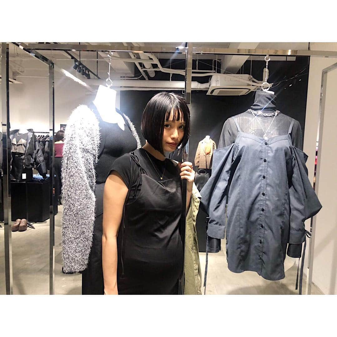 EMODAさんのインスタグラム写真 - (EMODAInstagram)「ㅤㅤㅤ  2019 Autumn/Winter EXHIBITION -BLACK-ㅤㅤㅤ  ㅤㅤㅤ ㅤㅤㅤ  SNAP✔️📷ㅤㅤㅤ  ㅤㅤㅤ  Special thanks❤️ ㅤㅤㅤ ㅤㅤㅤ ㅤㅤㅤ OFFICIAL BLOGにて展示会の様子を公開中👀 ㅤㅤㅤ #EMODA #EXHIBITION #autumn  #winter  ㅤㅤㅤ ㅤㅤㅤ #高橋愛  #あびる優 #ソンイ #難波サキ #河内セリア #藤田杏奈 #小泉梓 #江野沢愛美  #池田アリス #永井麻央」4月23日 12時02分 - emoda_official