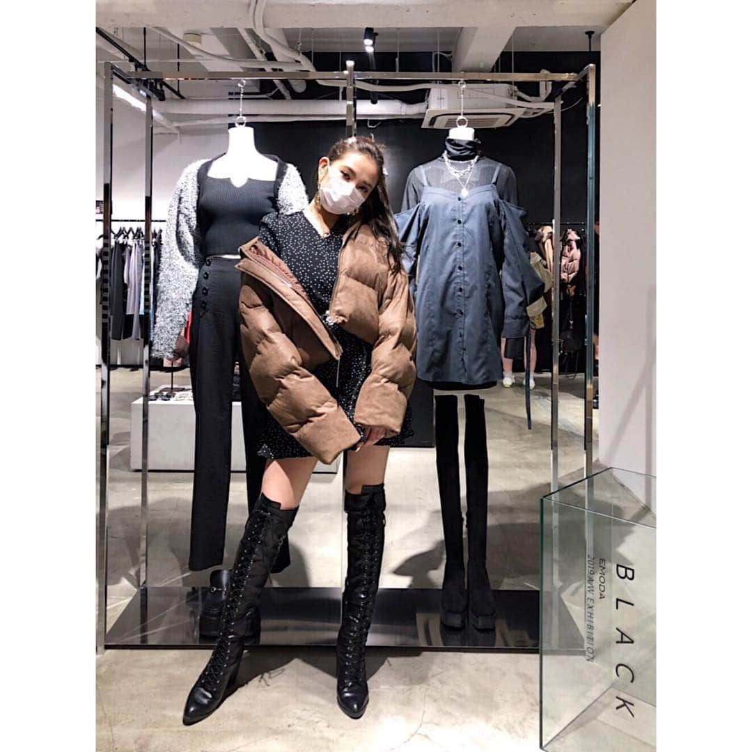 EMODAさんのインスタグラム写真 - (EMODAInstagram)「ㅤㅤㅤ  2019 Autumn/Winter EXHIBITION -BLACK-ㅤㅤㅤ  ㅤㅤㅤ ㅤㅤㅤ  SNAP✔️📷ㅤㅤㅤ  ㅤㅤㅤ  Special thanks❤️ ㅤㅤㅤ ㅤㅤㅤ ㅤㅤㅤ OFFICIAL BLOGにて展示会の様子を公開中👀 ㅤㅤㅤ #EMODA #EXHIBITION #autumn  #winter  ㅤㅤㅤ ㅤㅤㅤ #高橋愛  #あびる優 #ソンイ #難波サキ #河内セリア #藤田杏奈 #小泉梓 #江野沢愛美  #池田アリス #永井麻央」4月23日 12時02分 - emoda_official