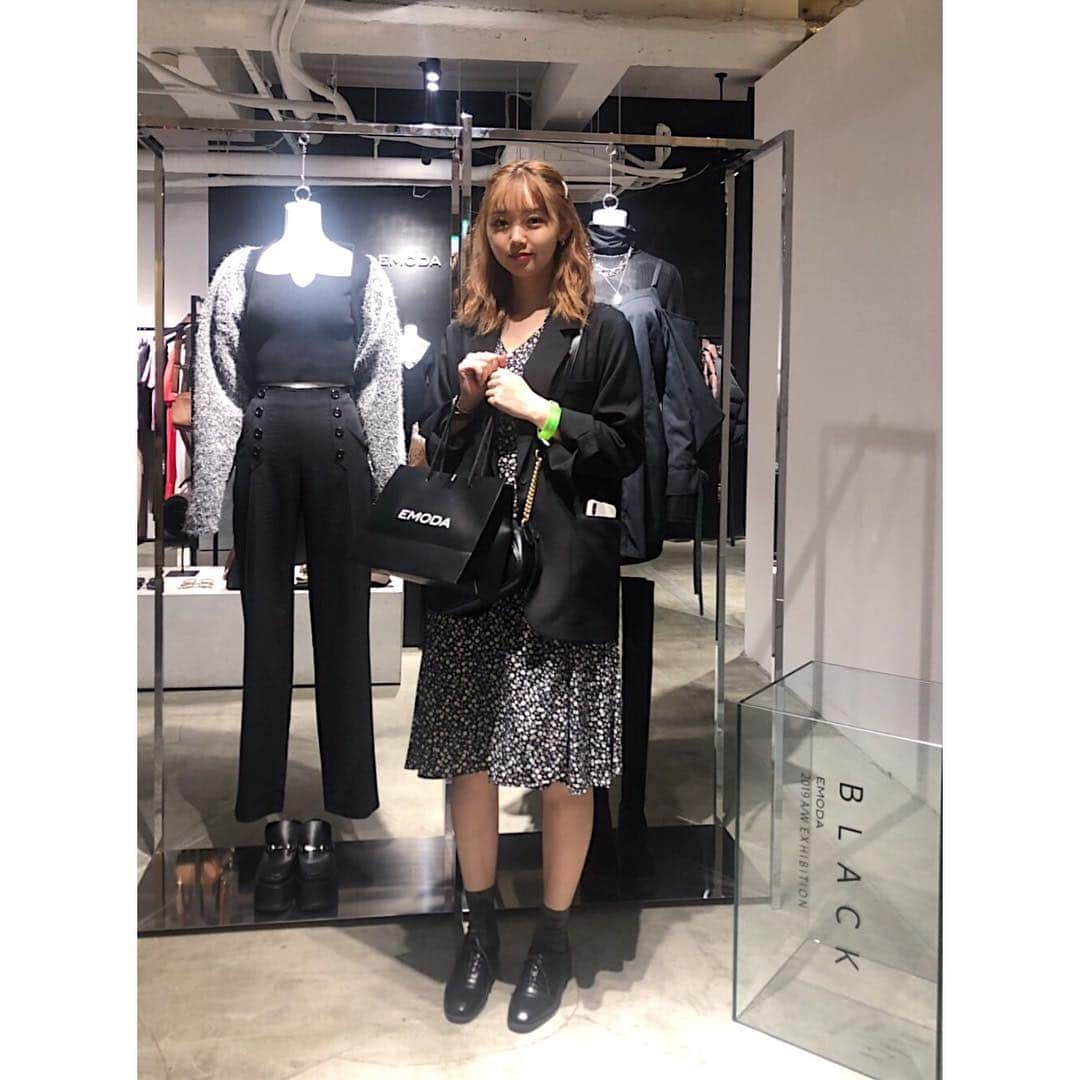 EMODAさんのインスタグラム写真 - (EMODAInstagram)「ㅤㅤㅤ  2019 Autumn/Winter EXHIBITION -BLACK-ㅤㅤㅤ  ㅤㅤㅤ ㅤㅤㅤ  SNAP✔️📷ㅤㅤㅤ  ㅤㅤㅤ  Special thanks❤️ ㅤㅤㅤ ㅤㅤㅤ ㅤㅤㅤ OFFICIAL BLOGにて展示会の様子を公開中👀 ㅤㅤㅤ #EMODA #EXHIBITION #autumn  #winter  ㅤㅤㅤ ㅤㅤㅤ #高橋愛  #あびる優 #ソンイ #難波サキ #河内セリア #藤田杏奈 #小泉梓 #江野沢愛美  #池田アリス #永井麻央」4月23日 12時02分 - emoda_official