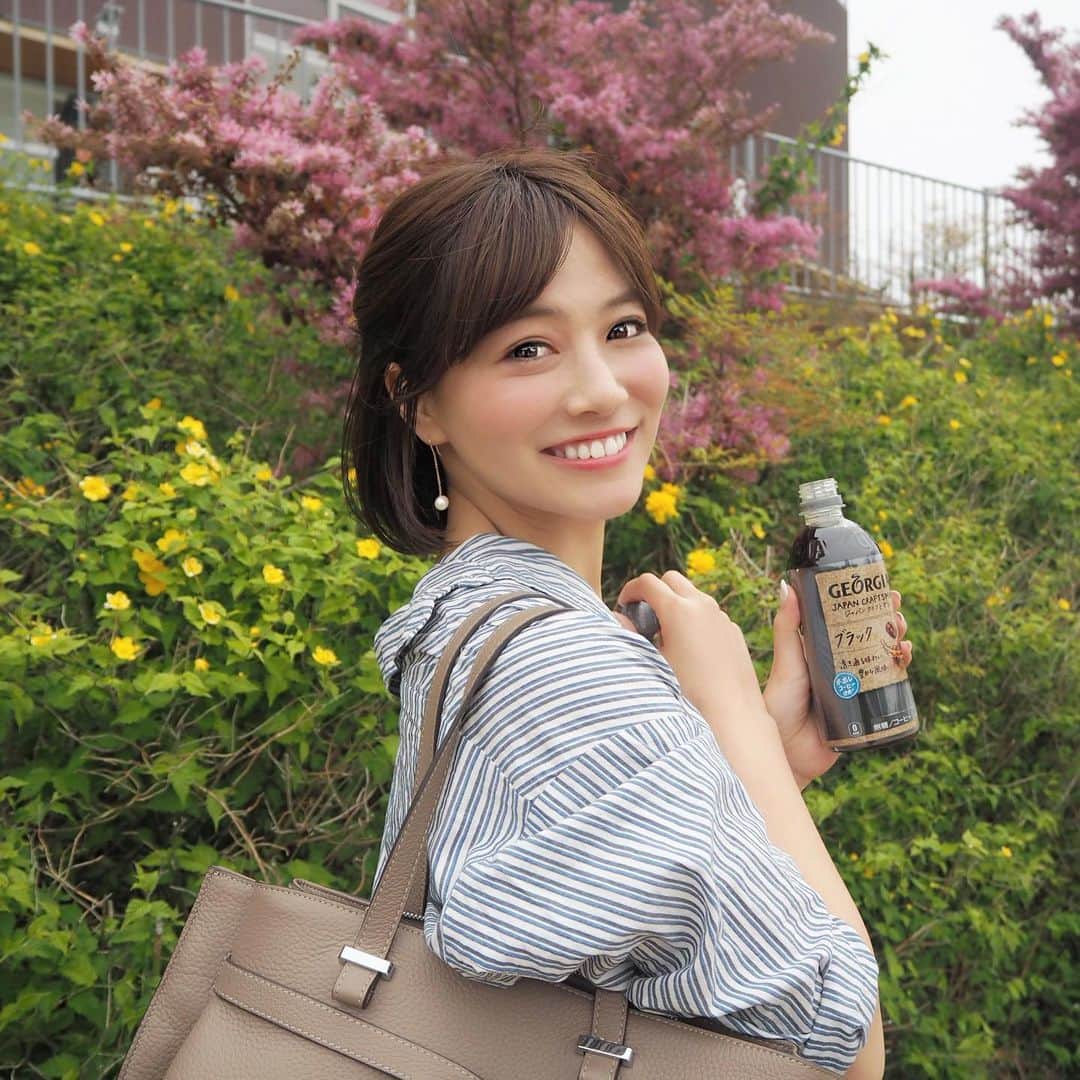 のインスタグラム：「こんにちは🙋‍♀️✨❤️ . 営業で外歩きして、打ち合わせの合間に一息😘💕 . 仕事中に飲むブラックコーヒーって、仕事してる🔥って感じでパワーチャージされる気がして大好き😍❤️ . ジョージア ジャパン クラフトマンは水出しコーヒー5%使用なので、ブラックでもすっきりしててすっごく飲みやすいの😘❣️✨食事にも合う感じ❤️ . 今このあとストーリーで、私からジョージア ジャパン クラフトマンのドリンクチケットが抽選で当たるキャンペーンについて投稿するので、チェックしてね❣️❤️ . #ブラックコーヒー #ペットボトルコーヒー #ペットなジョージア #ジョージアジャパンクラフトマン #Sponsored #営業 #sales #coffee #blackcoffee  #ol #会社員 #通勤コーデ #通勤メイク #コーヒー #コーヒー好き #外回り #relax #ドリンク #りなまるグルメ #グルメ #drink #happy #smile #コーデ」