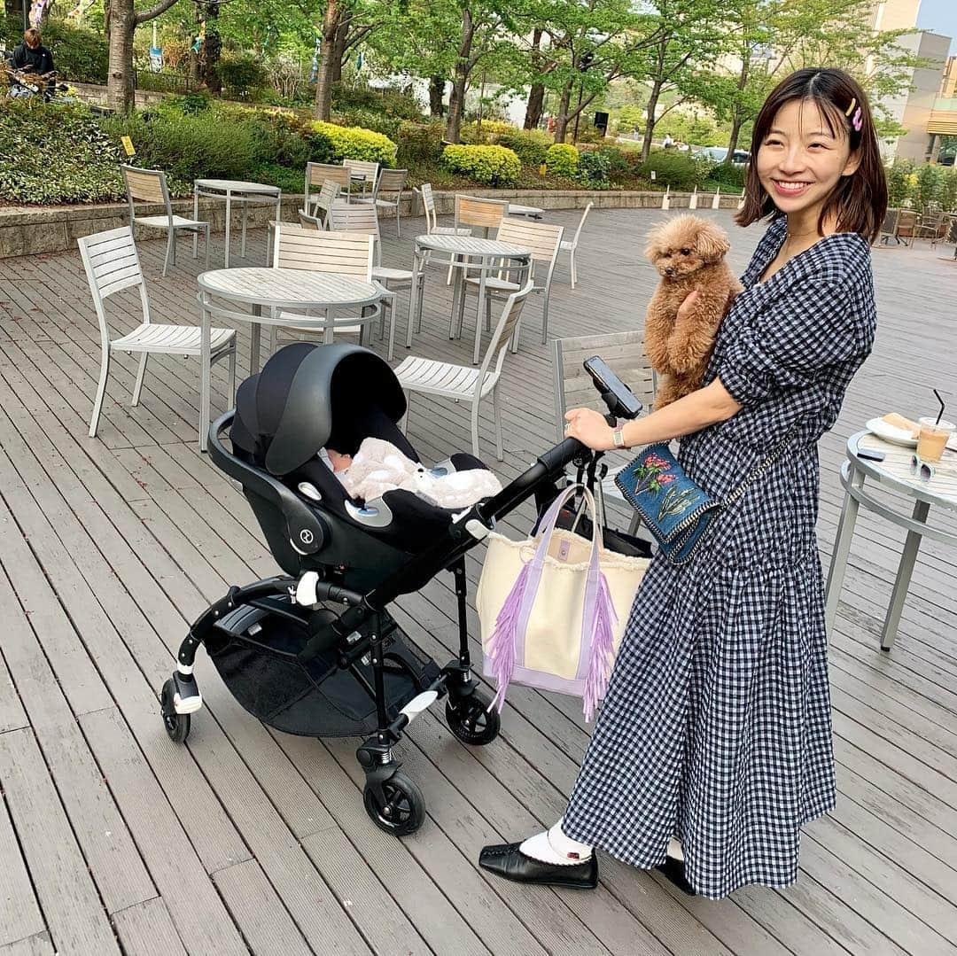 青山あみさんのインスタグラム写真 - (青山あみInstagram)「ベビたん👶🏻﻿❤︎ ベビーカーデビュー🌈﻿🌼💚 あ、ママもか🤭﻿ ﻿ #新生児 #女の子ママ #ママコーデ #cybex #irene #bugaboo #あおあみスタイル」4月23日 11時57分 - aoam____i