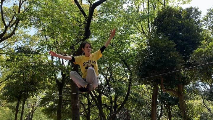 福田恭巳のインスタグラム：「I challenged a statictrick!! 産後体力や筋力が衰えたので バウンストリックをやるのがしんどくなり あまりやってこなかったスタティックトリックにチャレンジ！  4mのスラックラックならできるのに 20mのトリックラインだと難しい💦 全身筋肉痛になりました😂笑  #スラックライン #slackline #slacklife #statictrick #バランス #ヨガ #yoga #産後 #女の子ママ #赤ちゃんのいる生活 #スラックラインヨガ  #yukimi #福田恭巳 #産後ママ #産後スラックライン」