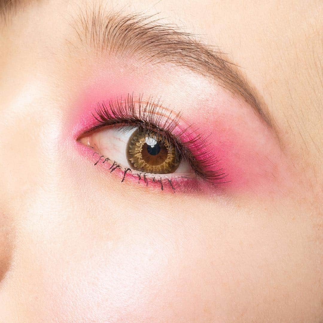 M∙A∙C Cosmetics Japanのインスタグラム：「⠀ M·A·Cエル シードの限定アイシャドウパレットで あなたの世界を思うままに色づけて🎨 #MACXeLSeed #MACXエルシード ⠀ *公式オンラインショップ 本日4/23発売 *全国 4/26発売 ⠀ ⠀ ↓↓使用メイン製品↓↓ [フル フェイス キット] シセロ ⠀ MAKEUP AND MODEL: M·A·C ARTIST YUKA KATANO @mac_yokohamatakashimaya PHOTO: @takaki_iwata ⠀ ⠀ ⠀ ⠀ ⠀ ⠀ #MACCosmeticsJapan #MACコスメ #MACCosmetics #MyArtistCommunityJP  #MACArtistChallenge  #MAC #コスメ  #MACアイメイク #MACアイシャドウ #アイシャドウ #アイシャドウパレット #パレット #フェイスパウダー #限定 #コラボ #アーティスト」