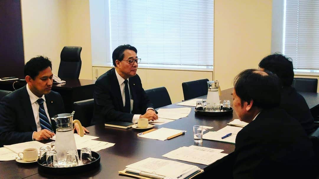 海江田万里さんのインスタグラム写真 - (海江田万里Instagram)「衆議院決算行政監視委員会では、「行政目安箱」を設け、国民の皆さまから行政に関する苦情・意見等を受け付けています。 先日、昨年１１月～今年２月までに皆さまからお寄せいただいた意見について、委員会調査室から報告を受け、そのなかで具体的で普遍性のある指摘に対して、今日改めて関係省庁からヒアリングを行いました。委員会調査室から関係省庁に対する照会を受けて、すでに改善した案件もあり、こうして行政に対するヒアリングを行うことは大切だと思っています。 皆さまからの苦情・ご意見は、決算行政監視委員会が行政監視活動を行うための基礎的な資料となりますので、具体的な事例がありましたら、以下にご連絡ください。 http://www.shugiin.go.jp/internet/itdb_annai.nsf/html/statics/tetuzuki/kessan-kujo.htm  #立憲民主党　#衆議院議員　#海江田万里　#行政目安箱」4月23日 12時00分 - kaiedabanri
