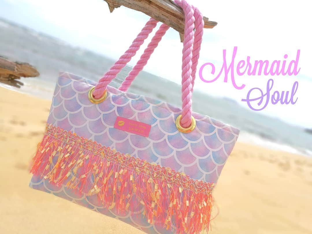 Moco Lima Hawaiiさんのインスタグラム写真 - (Moco Lima HawaiiInstagram)「New* Mermaid Fringe Tote Bag, Made By Moco #mermaidsoul#mermaid#mermaidtail#fantasy#pink#ocean#beach#hawaii#nature#beautiful#wonderful#smile#love#mocolima#bag#art#music#waikiki#ハワイ#ハワイ旅行#ハワイ好きな人と繋がりたい#海好きな人と繋がりたい#海#マーメイド#ピンク ♡モコリマストアは今日も元気に営業中です！　13:00-18:00 ♡」4月23日 12時11分 - mocolimahawaii