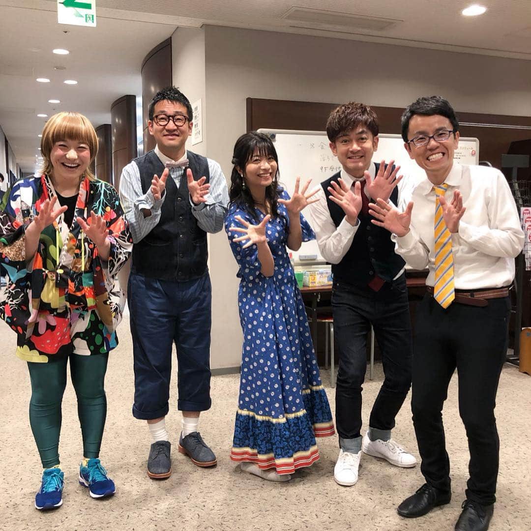 のインスタグラム：「『ハンドパワーです👐🏻』ってやってるんやないよ🙅🏻‍♀️ 井上小公造さんの『あのですねぇ〜』をみんなでやったんよ〜w  #生活笑百科 の収録 #今回もまぁるくおさめてもらいました #三倉茉奈さん #新婚さん❤️ #幸せが滲み出てたなぁ〜 #なすなかにしさん #肩にムースを付けると言うカッコ良さの一歩前を行くナスさん #楽屋屋から大笑い #5月18日のオンエアです #あのですねぇポーズて何！？」