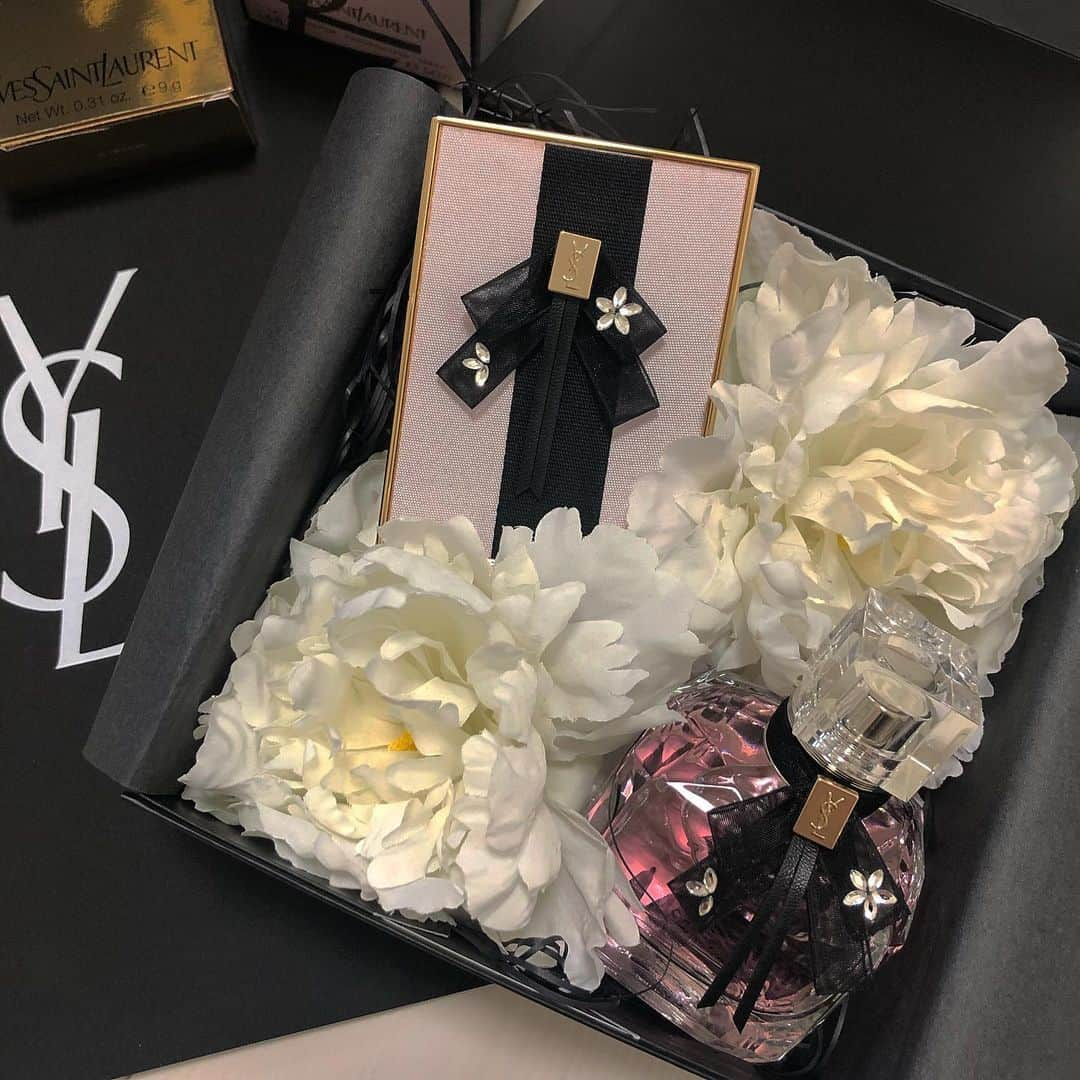 絢さんのインスタグラム写真 - (絢Instagram)「YSL BEAUTY新作フレグランス#monparisfloral  華やかで上品なとってもいい香りでこの時期にぴったり🌸 限定のフェイスパウダーも使うのが楽しみです。 見た目もとっても可愛くて幸せな気持ちになる♡ Thank you @yslbeauty 🌸🌸🌸 #yslbeauty」4月23日 12時12分 - ____ayagram____