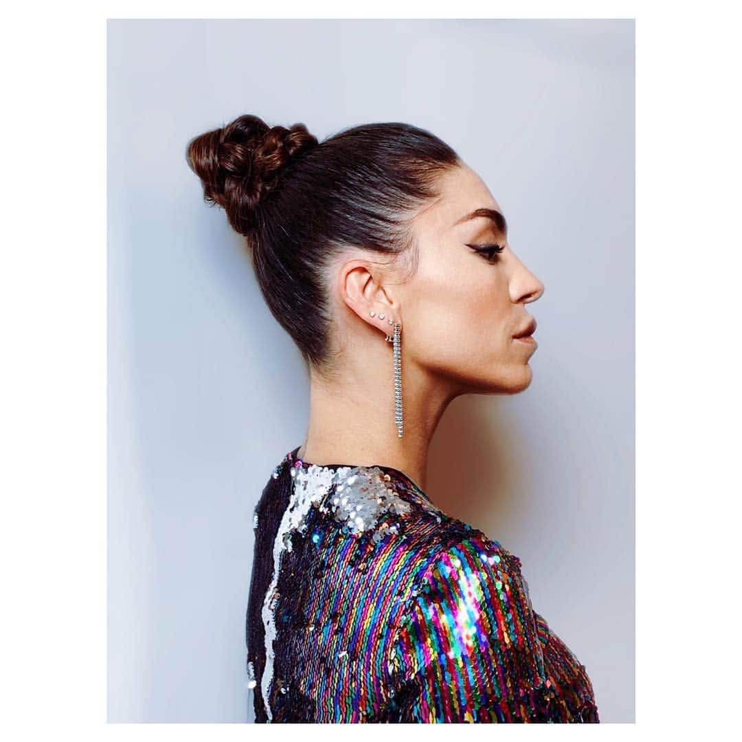 ナタリア・コルドバ・バックリーのインスタグラム：「👽🗿 Styling: @amilasser . Makeup: @jessica.ahn . Hair: @mattshair .  Clutch/Tyler Ellis Earrings/Bella Dora  Dress/ Vpmatlier  Shoes/Barbara Bui」