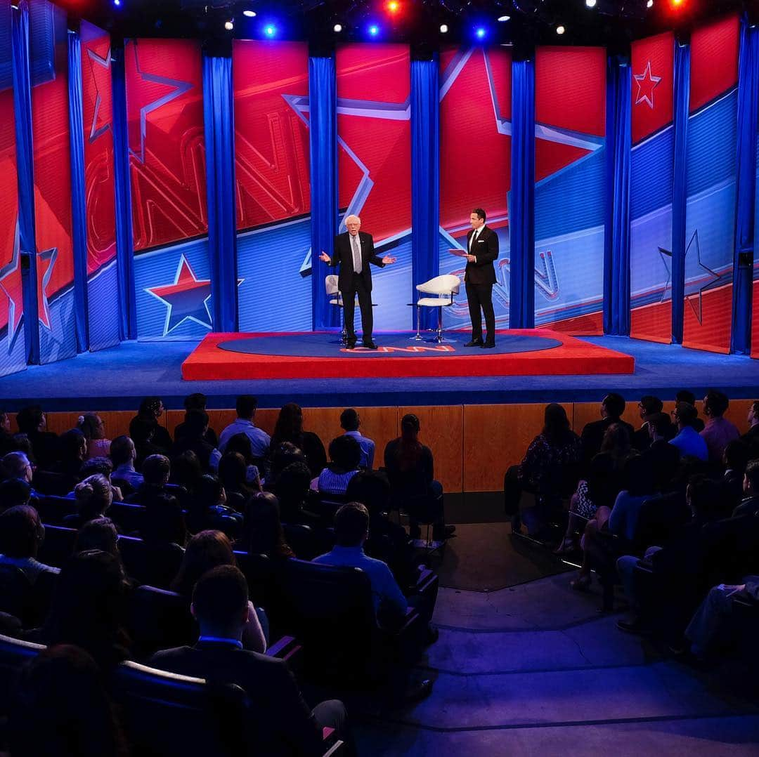 バーニー・サンダースさんのインスタグラム写真 - (バーニー・サンダースInstagram)「Thank you @cnn for hosting our town hall in New Hampshire tonight. The young people of this country are the most progressive generation in history. If they get involved in the political process they can transform this country. Photo credit: CNN」4月23日 12時16分 - berniesanders