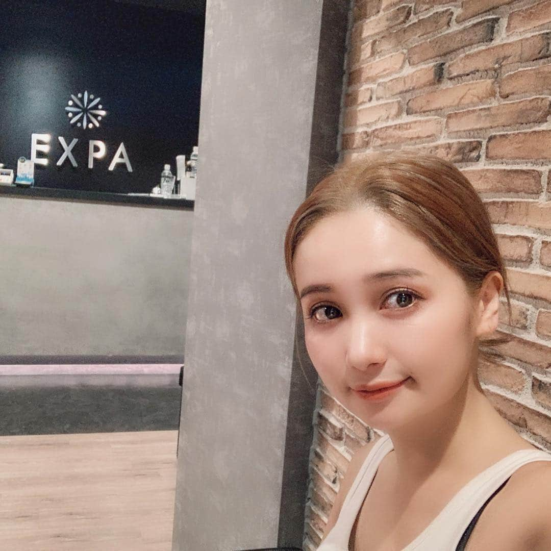 チアコマさんのインスタグラム写真 - (チアコマInstagram)「. . 今話題の暗闇フィットネス・EXPA @expa_by_rizap を体験してみました！♡ あのRIZAPが監修しているプログラムで ここに通うと毎月の食事指導も無料で実施してくれるらしい！ . .  音楽をかけながらほどよく暗闇の中で、筋トレするねんけど、結構ハード！！ただハードだけど達成感めっちゃある！ 暗闇って顔があんまり見えないから周りを気にしなくていいし追い込めるから集中しやすくってめっちゃいいと思った！🤤♡♡ .  そして最後のストレッチの時間は心地いい音楽をかけながらリラックスするので 眠りかけた🤦🏼‍♂️♡ これはハマる😂❤️ww . . 4月から毎月新店舗がオープンするみたいで 今なら入会金0円、月会費が2ヶ月分0円のキャンペーン実施中らしい🧝‍♀️🧚🏼‍♀️❤️ . . #EXPA　 #エクスパ  #楽しすぎる筋トレ  #暗闇フィットネス　 #暗闇ジム　 #女性専用　 #ボディメイク　 #ダイエット　 #RIZAP　 #ライザップ　 #筋トレ　 #美活 #無料カウンセリング #PR」4月23日 12時19分 - chia_koma