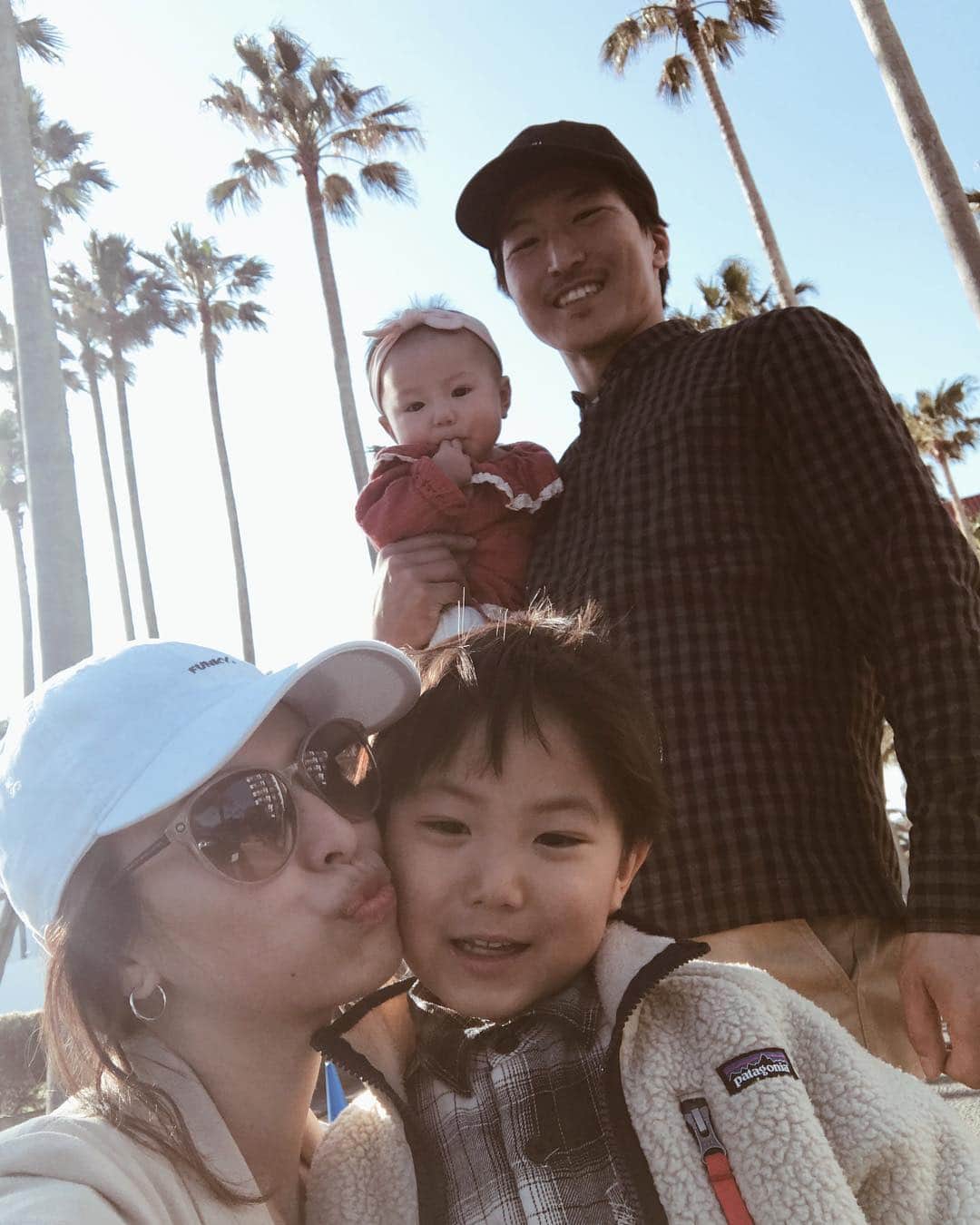 高橋菜摘のインスタグラム：「🌴👨‍👩‍👧‍👦🌴👨‍👩‍👧‍👦🌴 たまたま通りがかったときにふと寄りたくなったRiviera💒 結婚式で嫌と言うほど通いました。 打ち合わせでくたくたになっても palm treeが元気にしてくれた帰り道🌴🌴🌴 今年で5年。気付けば家族4人になってる。  そんなこと想像してなかった♥️ これからはどんなことが待ってるんだろーな👨‍👩‍👧‍👦」