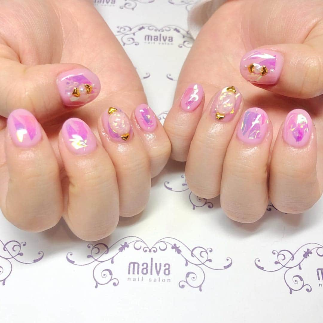 nailsalon malva（ネイルサロンマルヴァ）さんのインスタグラム写真 - (nailsalon malva（ネイルサロンマルヴァ）Instagram)「オーロラフィルムを全体に乗せたピンクネイルデザイン♡ ハートのスタッズやパーツも可愛いです💕  オーロラネイル005でご予約できます！ nailsalon malva  ご予約はLINEからがオススメです☆ 🌙原宿LINE ID→《@malva》 ※@を忘れずに‼︎ 全てのアートや料金表はHPより http://www.malvanail.com/sp/  #malva#マルヴァ#ネイル#gelnail#nail#nailart#naildesign#nailstagram#ジェル#gel#ジェルネイル#ネイルデザイン#原宿ネイル#nailsalon#ネイルサロン#ネイルチップ#森絵里香#malvaネイル#malvanail#ネイリスト募集#美甲#ロシアンマニキュア#ハンドネイル#オーロラネイル」4月23日 12時33分 - malva_nail