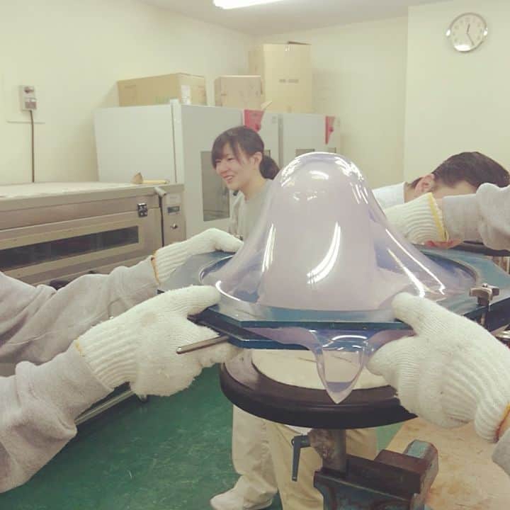 はいてくPOのインスタグラム：「北海道ハイテク☆義肢装具士学科３年生☆ 大腿義足のチェック用のソケットを成型しています。 じわじわ伸ばしながら、最後は空気を抜いてキュッと形が出来上がります。  #北海道ハイテク #義肢装具 #義足 #真空 #じわじわ #チェック #ソケット #ニヤニヤしているのは失敗しそうだったから」