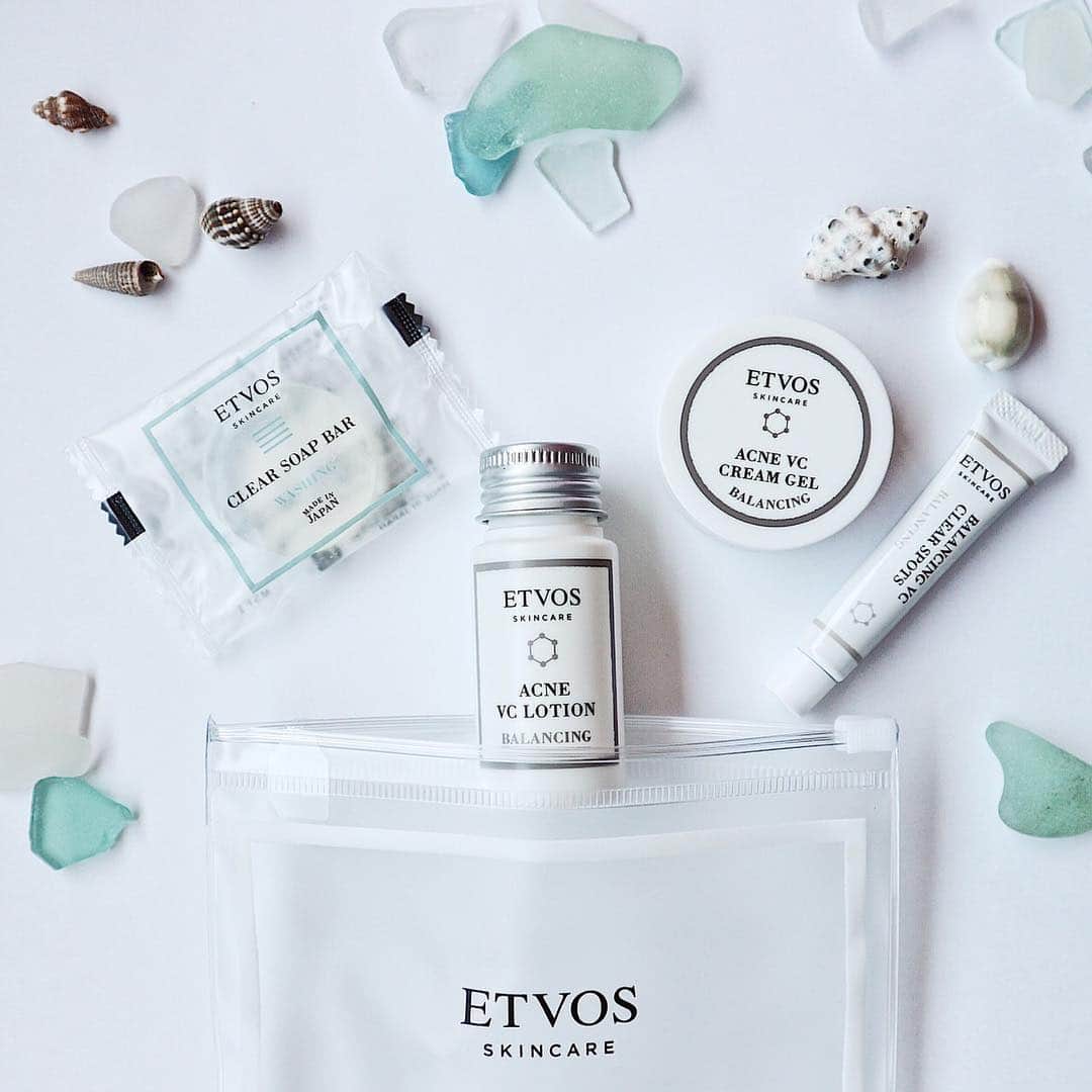 ETVOS　さんのインスタグラム写真 - (ETVOS　Instagram)「ゴールデンウィークに旅行に行かれる方は、そろそろ荷物の準備を始める方も多いのではないでしょうか？こんな時に便利なのが、「洗顔」「化粧水」「美容液」がセットになったトラベルセット♡中でも、バランシングライン トラベルセットは、これからの時期に活躍すること間違いナシ！ ・ 皮脂を取り過ぎず、保湿成分がギュッと凝縮されたクリアソープバーは、もこもことコシのある濃密泡が肌に密着して、毛穴の奥の余分な皮脂汚れをしっかりと落としてくれます。 ・ ニキビが気になる人はもちろん、日焼けによるシミ・そばかすが気になるこの時期におすすめなのが、薬用アクネVCローションと薬用アクネVCクリームジェル。持続力の高い進化型ビタミンC誘導体が、メラニンの生成を抑え、日焼けによるシミ・そばかすを防ぎます。薬用アクネVCクリームジェルには、カプセル化された「ヒト型セラミド」や「ヒアルロン酸」「アミノ酸」などの保湿成分がたっぷり配合されているので、乾燥からくる大人のトラブル肌にも◎！ ・ 旅行先で肌トラブルが起きてしまったら、バランシングVCクリアスポッツの出番！アゼライン酸誘導体や安定型のビタミンC誘導体が配合されているので、あご周りやおでこのトラブルをケアします。肌トラブル予防として、スキンケアの最後に全顔にお使いいただくのもおすすめなオイルフリージェルです！ ・ 約2週間使えるスキンケア４点セット、旅行のお供に是非♡ ・ ・ ・ 本日4/23から6/16までの間、#お出かけエトヴォス 投稿キャンペーンを実施しております。詳しくはハイライトをご覧ください！ ・ ・ ・ #etvos #エトヴォス #バランシングトラベルセット #GW #ゴールデンウィーク #旅行 #旅行準備 #gw旅行 #旅行大好き #旅行すきな人と繋がりたい #ミネラルコスメ #旅コスメ #化粧水 #スキンケア #肌荒れ対策 #ニキビ #ビタミンC誘導体 #美肌 #コスメ大好き #持ち歩きコスメ#beauty #skincare #travelingram #mineralcosmetics #sensitiveskin」4月23日 12時46分 - etvos.jp