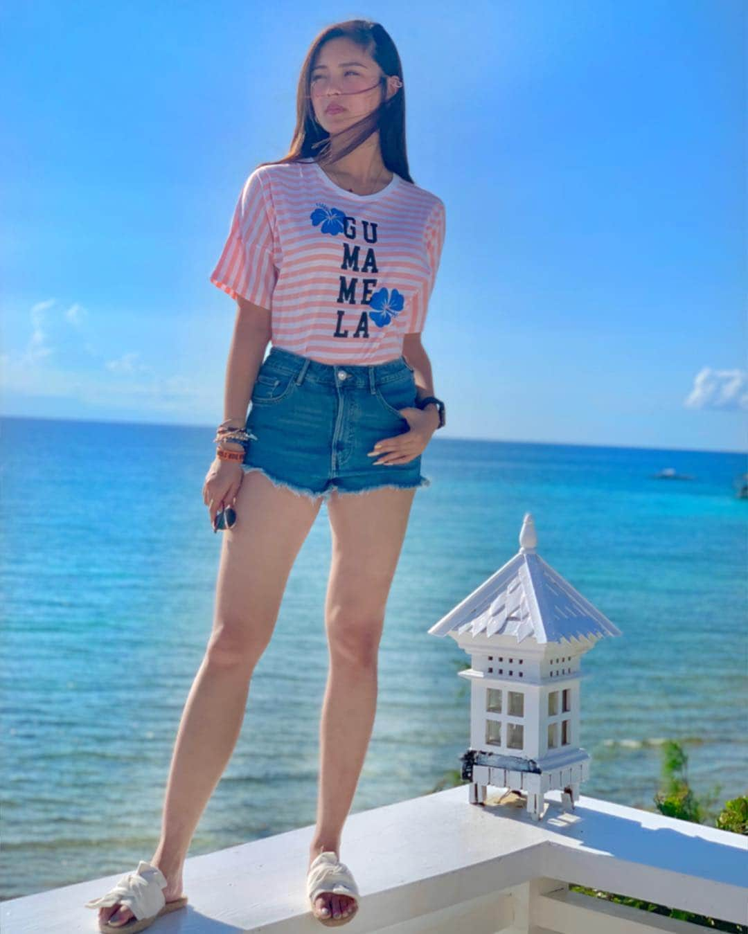 Kim Chiuさんのインスタグラム写真 - (Kim ChiuInstagram)「feelin the summer heat!!!☀️🌺🌊. . 🌺top from @benchtm」4月23日 12時49分 - chinitaprincess