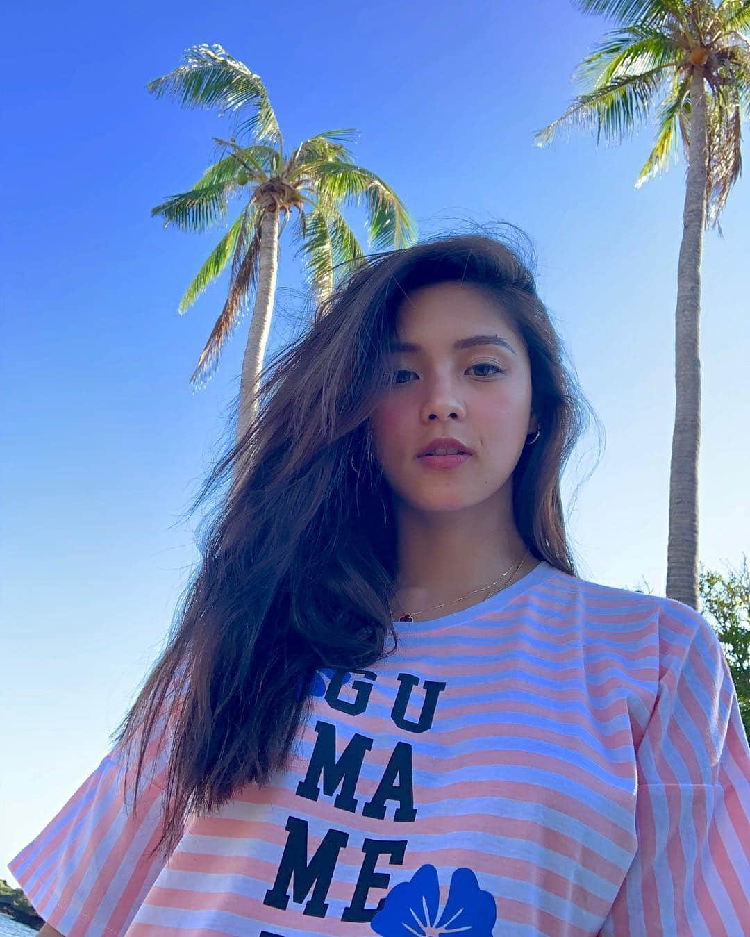 Kim Chiuさんのインスタグラム写真 - (Kim ChiuInstagram)「feelin the summer heat!!!☀️🌺🌊. . 🌺top from @benchtm」4月23日 12時49分 - chinitaprincess