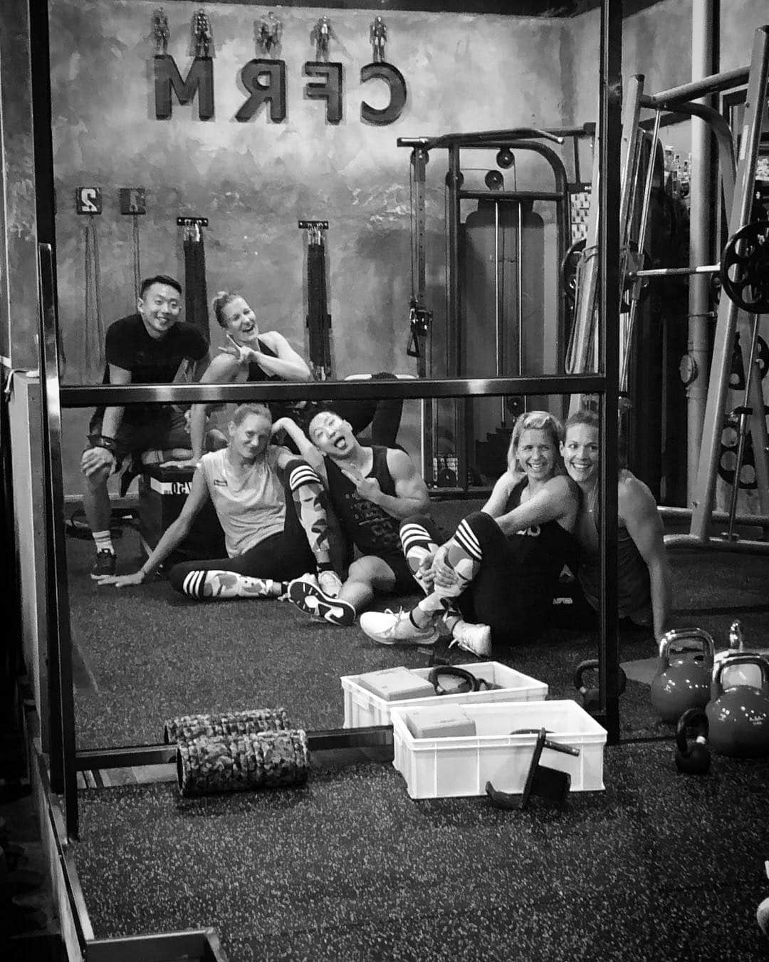 マルガレーテ・コズーフさんのインスタグラム写真 - (マルガレーテ・コズーフInstagram)「In the flow 😎🔥 first workout✅  The “Kożuch-Pose” just for you @toribieneck 🤣  #girlpower #crossfit #china #beachvolleyball #girls #workout #fitness #blackandwhite 📸Coach」4月23日 12時50分 - maggiekozuchofficial_