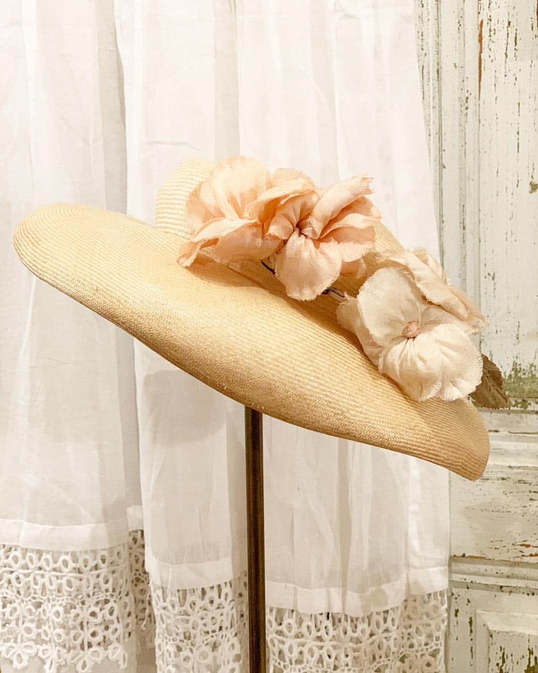 稚野鳥子さんのインスタグラム写真 - (稚野鳥子Instagram)「飾りのないお帽子もちょっとだけ布花飾るだけで雰囲気変わりますね。 もうすぐスズランの日なので、スズランバージョン。2枚目はピンクのお花バージョン。 #muguet #スズランの日 #すずらん #帽子 #布花 #lillyofthevalley #フランスアンティーク #shabbychic」4月23日 12時54分 - toricolore_shop