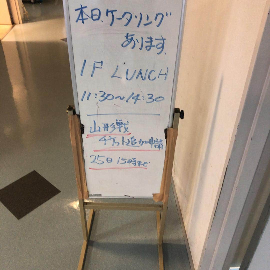 菊地直哉さんのインスタグラム写真 - (菊地直哉Instagram)「練習後に、こうやってすぐ食事が出来る環境があるということに、クラブ、スポンサーさんにすごく感謝です。 いつもサッカーに集中できる環境作ってもらっています。  アビスパ福岡を、福岡のたくさんの方、福岡出身の方、企業さんにどんな形や大きさでもいいと思うので関わっていただき、より大きく可愛がってもらえるクラブに一緒にしていけたらなと思います！  若くてこれから面白いチームだと思います^_^  #アビスパ福岡 #ドレッシングはもちろんピエトロ #ピエトロ #福岡市 #アイデアなどあればメッセージでも #アビスパファミリー #最初の方は更新多め #続くかな」4月23日 13時04分 - naoya_kikuchi_53