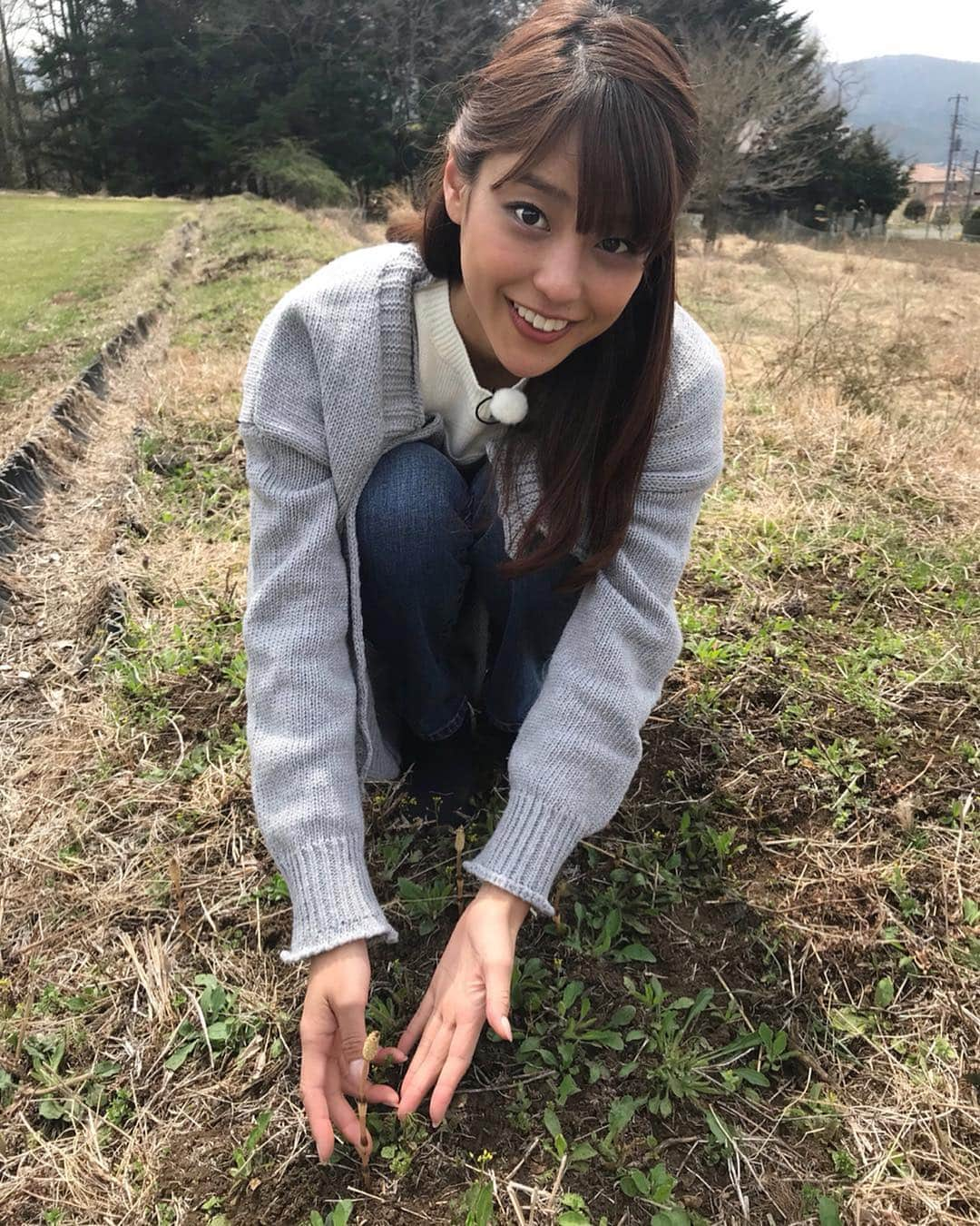 岡副麻希さんのインスタグラム写真 - (岡副麻希Instagram)「🌸 こんにちは！ ツクシとサクラに出会えました❣️ 東京ではもうピンクの世界から 新緑になりつつあるので ２かいめの春を生きてる気分です〜🥰🌸. うれしい！どちらも好きですが😚 #緯度ってすごい#ロケ#かようび  衣装はタグ付けしてます😽💫 🧥#rudgley 👚👖#supremelala 👟#newbalance」4月23日 13時04分 - maki_okazoe_official