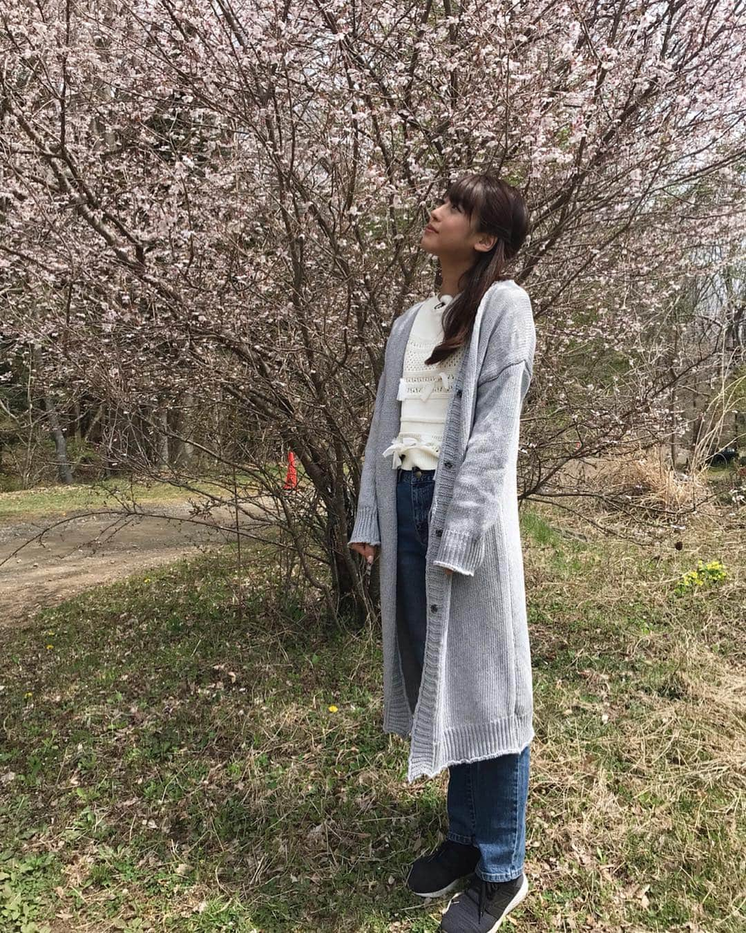 岡副麻希さんのインスタグラム写真 - (岡副麻希Instagram)「🌸 こんにちは！ ツクシとサクラに出会えました❣️ 東京ではもうピンクの世界から 新緑になりつつあるので ２かいめの春を生きてる気分です〜🥰🌸. うれしい！どちらも好きですが😚 #緯度ってすごい#ロケ#かようび  衣装はタグ付けしてます😽💫 🧥#rudgley 👚👖#supremelala 👟#newbalance」4月23日 13時04分 - maki_okazoe_official