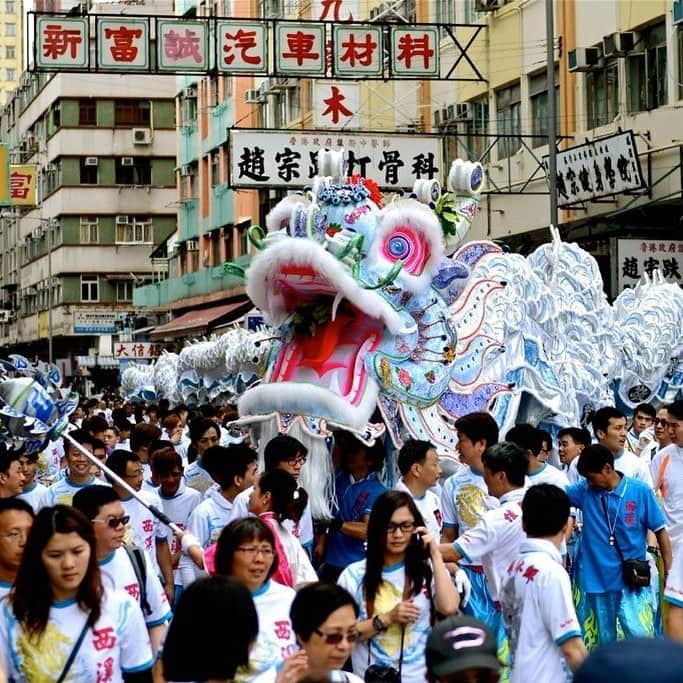 Discover Hong Kongさんのインスタグラム写真 - (Discover Hong KongInstagram)「Join Hong Kong in celebrating the Birthday of Tin Hau, the Goddess of the Sea, on 27 April, and experience spectacular lion dances and colourful  across the city. 香港也會慶祝媽祖誕辰喔！4月27日，香港各區70多座天后廟都有慶祝活動！到時大家別錯過舞龍舞獅等精采表演，感受鑼鼓喧天的熱鬧氣氛！  4月27日は海の女神、天后生誕祭。祝賀ムードに包まれた香港では、ライオンダンスや彩鮮やかなお祭りや行進が各地で見ることができます。 #DiscoverHongKong」4月23日 13時02分 - discoverhongkong