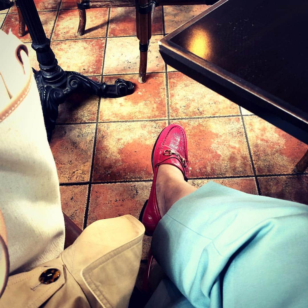 望月律子さんのインスタグラム写真 - (望月律子Instagram)「ライトブルー×ピンク☺︎❤︎ 今日は春らしい色合わせを。 トップスにはグレージュのスウェット着ています。 ピアスはTASAKIのデザインパール。 手元はゴールド×パールです。 #春カラー #春素材 #素足の足首見せも出来て嬉しい☺︎」4月23日 13時08分 - ritsukomochizuki