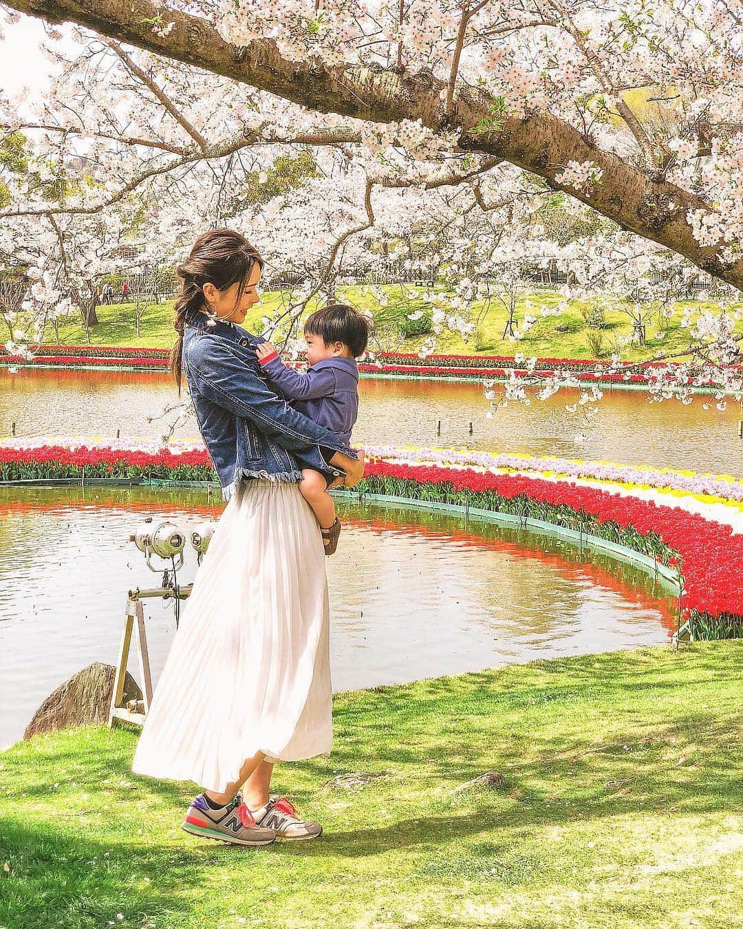 タビジョさんのインスタグラム写真 - (タビジョInstagram)「こんばんは😊 お子さまと旅やお出かけを楽しんでいるお写真は 「#タビジョ」とあわせて 「#ママタビジョ」でお待ちしてます！ 本日はこちら💕 ＊＊＊＊＊＊ 📸@yuipo.xxさん 🚩静岡・「はままつフラワーパーク」 🎙ご本人コメント 🌱 . 桜🌸とチューリップ🌷 綺麗だったな〜〜🥰💓💓 . 📍#はままつフラワーパーク . 次は家族でどこ行こう👪🌟 . 𓇼𓇼࿉࿉࿉𓇼𓇼 ＊＊＊＊＊＊ 春はカラフルな風景が多くて色々なスポットにお出かけしたくなりますよね！ いつも、素敵なお写真ありがとうございます💝 ＊＊＊＊＊＊ #タビジョ #ママタビジョ #タビジョと繋がりたい #tabijyomap_shizuoka #tabijyo_spring」4月23日 18時46分 - tabi_jyo