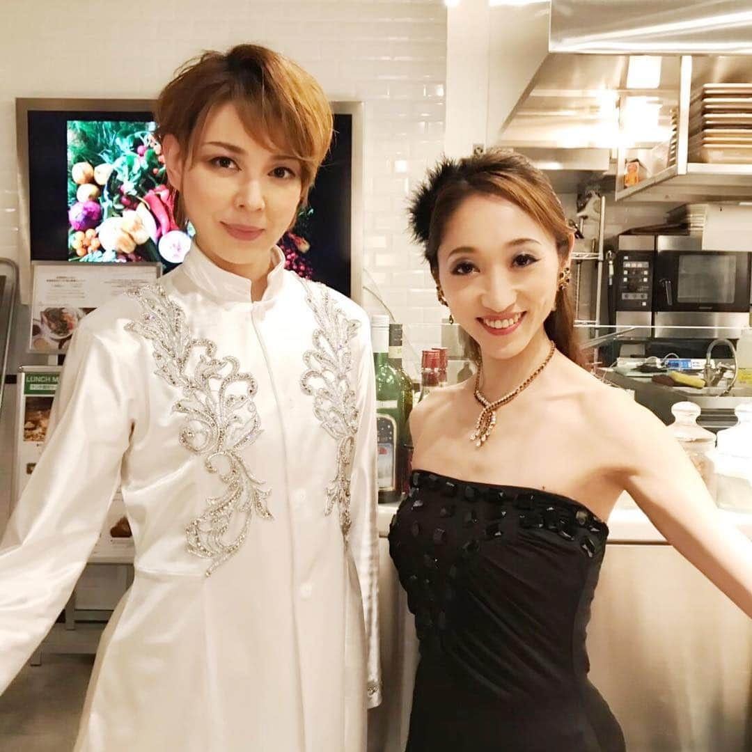 城咲あいさんのインスタグラム写真 - (城咲あいInstagram)「初嶺先生のライブに、ちょっとだけ出演させて頂きました😊  観にいらして下さった皆様、ありがとうございました✨  #城咲あい #初嶺麿代 先生#ライブ#ありがとうございました #子育てママ #女の子ママ #ワーママ #ダンス #バレエ #レッスン#ハツネスタジオ #スタジオハツネ #宝塚#宝塚og」4月23日 18時46分 - ai.shirosaki