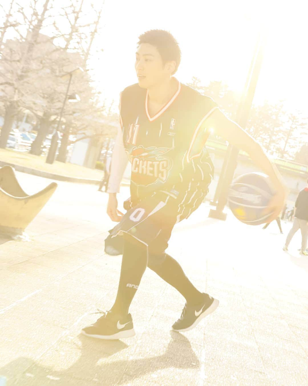 塩田康平さんのインスタグラム写真 - (塩田康平Instagram)「Street BASKETBALL Photo by MAEKEN  #shooting #ストリートバスケ #塩田康平 #ここ最近の気温は最高 #花粉もいなくなったぜ」4月23日 18時48分 - kouhei0331