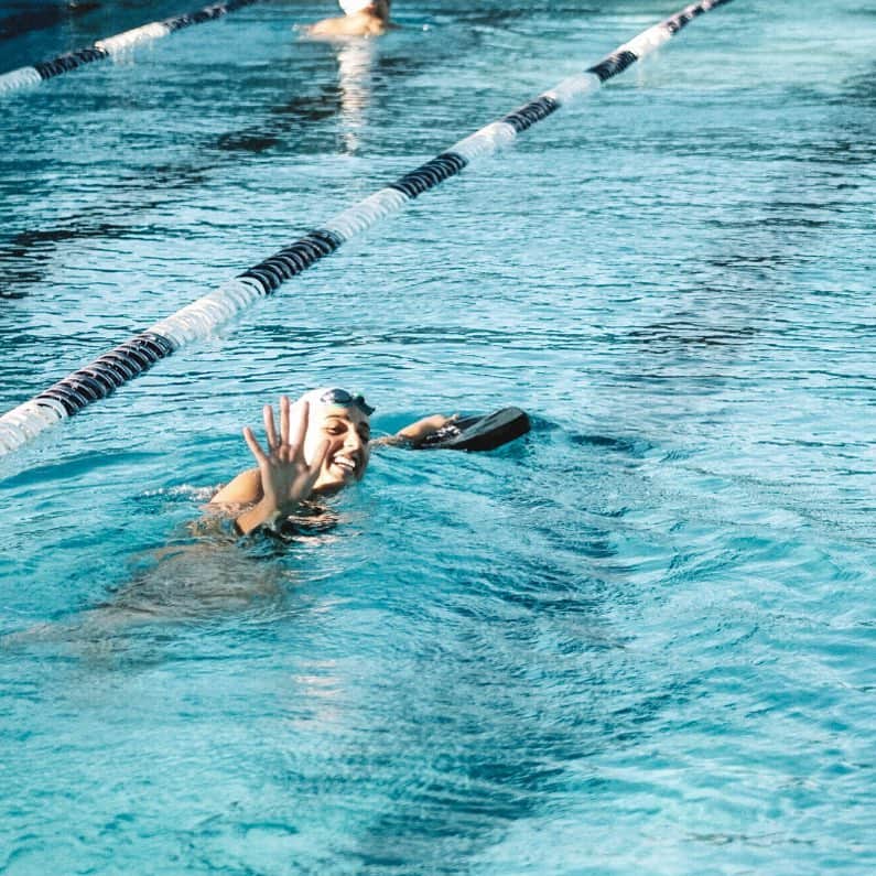 ブリタニー・エルムズリーのインスタグラム：「THANK YOU SWIMMING❤️ It was challenging to have to summarise my swimming journey. After 12 years of dedicating my mind, body and soul to the pursuit of excellence I can proudly announce that my competitive swimming journey has come to an end. I can’t put into words the amount of respect I hold for the sport and the incredible people who I have shared this chapter of my life with. 2 Olympic Games, 2 World Championships, a Commonwealth Games, a Pan Pacs, a World Short Course, multiple World Cups, multiple junior AUS teams and countless domestic competitions are just the surface of the opportunities I have been fortunate enough to experience. I am incredibly proud of the medals I won throughout this journey yet the thing I am most grateful for are the unforgettable memories I made with so many amazing humans.  The positive impact Swimming has had on my life is overwhelming which is why I will still be passionately involved with giving back to the sport that gave me so much. Life is too short to waste any days not challenging yourself. Sometimes that means letting go of something that once was the spark of your purpose but as you grow as a person I have learnt that the spark shifts and you owe it to yourself to continue chasing what makes you feel most alive!」
