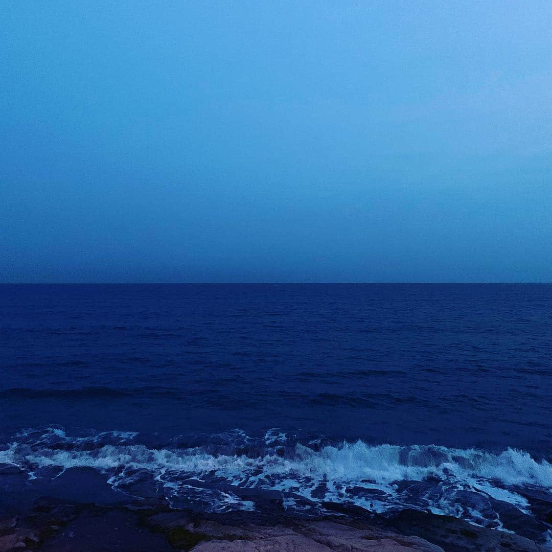 クリス智子さんのインスタグラム写真 - (クリス智子Instagram)「今日は、ちょうど海に着いた時の曲が、 Ed Sheeran の "How Would You Feel". 数分、愛されてる、いい気分にトリップできました、笑。 サンキュー、エド。 今日は、大阪でライブがあるそうで、羨ましいッ！  この陽気じゃぁ、 重たい荷物抱えてでも、海へ。  これから、夕飯作りまーす。 8割、メニュー決まりました ○」4月23日 18時52分 - chris_tomoko