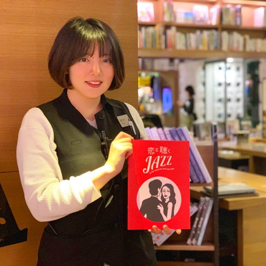 RIKAPEPEのインスタグラム：「「最近は、20代女性がよく買ってくれてますよ❣️」 ・ と教えてくれた、可愛いスタッフのUさん。ジャズに興味ある人も無い人も、恋愛という切り口で手に取ってくださっているみたい。嬉しいです。いつもありがとうございます🙏📕 ・ ・ #恋に聴くJAZZ #代官山蔦屋書店 #ZINE #美女が持つと映える📕🥰」