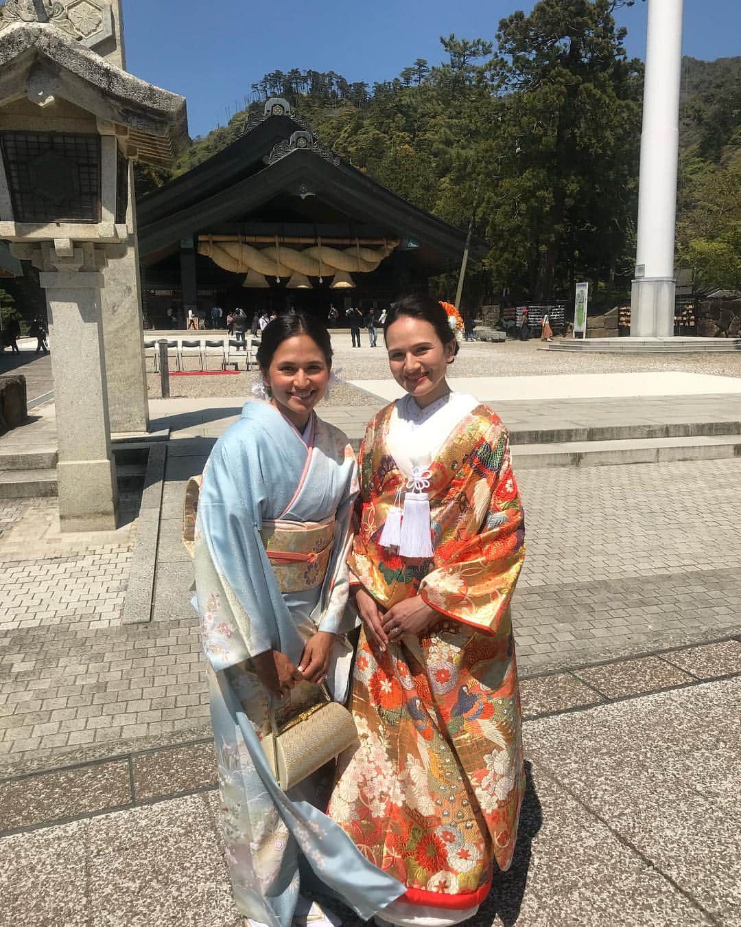 瀬間友里加のインスタグラム：「皆様たくさんのメッセージありがとうございました💕😊メッセージとっても嬉しかったです。皆様のおかげで今の私がいます✨これからもどうぞ宜しくお願いします🤲 結婚式当日は色打掛も着れて本当に幸せな1日でした💕たくさんある着物の中から選んだ1枚✨お気に入り😍 #出雲大社結婚式 #出雲大社 #姉妹」