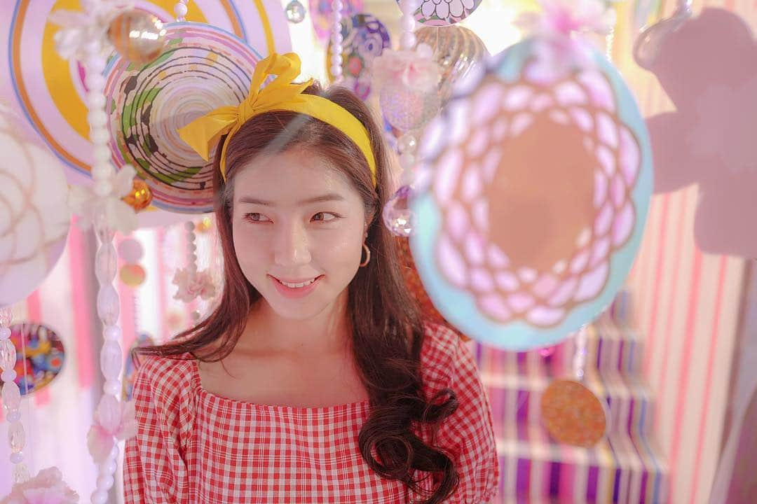 GYEON SEOさんのインスタグラム写真 - (GYEON SEOInstagram)「_* in wonderland 🍭✨ . . #gomdorishotz」4月23日 13時25分 - queengyeon