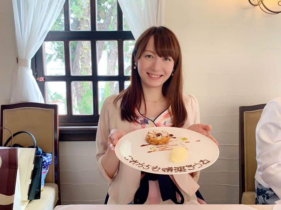 佐井祐里奈さんのインスタグラム写真 - (佐井祐里奈Instagram)「シェコーベ lunch menu Ｂ🍴 ・前菜 ・スープ ・メイン（お魚orお肉） ・デセールとお飲み物 . 事前に妊娠していると伝えていたので前菜がホワイトアスパラにchangeされてた😋 お肉は金華豚🐷私はよく焼き🍖✨ 焼きたてのアップルパイが美味しかったなぁ〜🥧今度スイーツ食べに来よう💕 以前フードスタイルナビゲーションで取材したオーナーさんが気づいてくださって流石ダァなと🥰ありがとうございました🎀 . . . . . #サプライズ #デザートプレート #メッセージ日本語でも良いですか？と聞いたという夫 #可愛い #後日談 #シェコーベ #chezkobe  #yunnaログ #4250yen #別途消費税 #ノンアルコールシャンパン #美味しかった #🍾」4月23日 13時25分 - yunna_s31