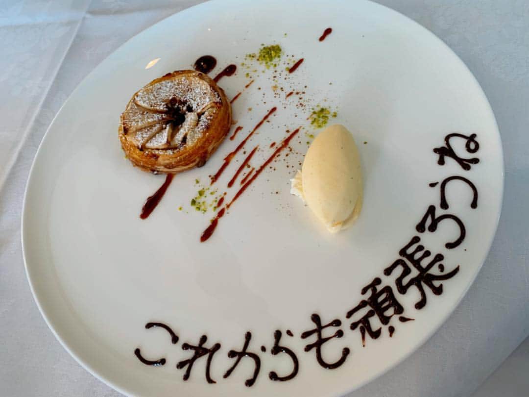佐井祐里奈さんのインスタグラム写真 - (佐井祐里奈Instagram)「シェコーベ lunch menu Ｂ🍴 ・前菜 ・スープ ・メイン（お魚orお肉） ・デセールとお飲み物 . 事前に妊娠していると伝えていたので前菜がホワイトアスパラにchangeされてた😋 お肉は金華豚🐷私はよく焼き🍖✨ 焼きたてのアップルパイが美味しかったなぁ〜🥧今度スイーツ食べに来よう💕 以前フードスタイルナビゲーションで取材したオーナーさんが気づいてくださって流石ダァなと🥰ありがとうございました🎀 . . . . . #サプライズ #デザートプレート #メッセージ日本語でも良いですか？と聞いたという夫 #可愛い #後日談 #シェコーベ #chezkobe  #yunnaログ #4250yen #別途消費税 #ノンアルコールシャンパン #美味しかった #🍾」4月23日 13時25分 - yunna_s31