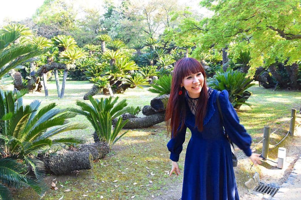yucat（加藤有加利）さんのインスタグラム写真 - (yucat（加藤有加利）Instagram)「岡山城下見もおわり、せっかくなので隣にある後楽園にも行ってきました。 みんなももしライブ前や後にお時間あったらとても素敵な場所なので行ってみてね🌿 日本の美しさをたくさん感じれます。 ・ ・ 後楽園内にあるさざなみ茶屋さんで 梅ジャムソフトも食べました🍦 甘くて酸っぱくて美味しかった💕 サイン書かせていただきました。 お店のどこかに置いてもらえるのかな？ワクワク こちらも立ち寄った際にはぜひ。 抹茶や和菓子も気になったよ。 庭園を見ながらなんて何とも優雅。 ・ ラジオ生出演に収録に岡山城打ち合わせに後楽園観光まで盛りだくさんな岡山の旅でした。 行けば行くほど岡山が好きになる。あたたかい人ばかりでいつも心がほにゃっとなります。 岡山城も後楽園もFM岡山のDJ牛嶋さんがずっとお写真撮ってくださっていたのですが、素敵な写真ばかり！私本当に楽しそうw ・ 来月の岡山城ワンマンみんなで最高の一日にしましょうね〜💫 ・ ・ #yucat #加藤有加利 #rythem #岡山の旅 #岡山 #岡山城 #城 #fm岡山 #japan #castle #okayamacastle #和 #後楽園 #庭園」4月23日 13時25分 - yucat1031