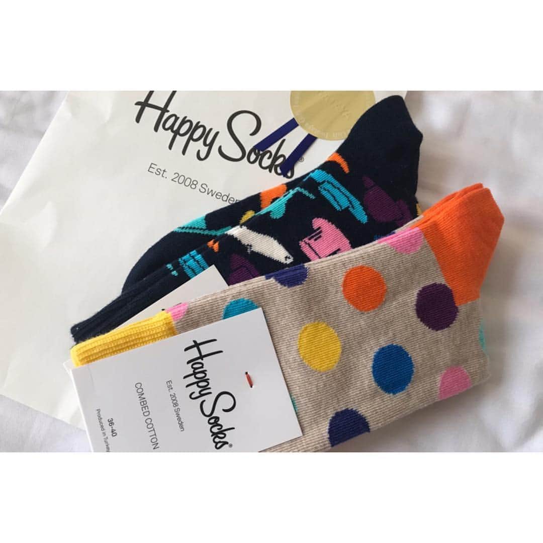 のインスタグラム：「. 義理の妹ちゃんからもらった！ 遅めの誕生日プレゼント！  Happy Socks！🧦✨ ありがとう！！ いいセンスだ😎  #happysocks」