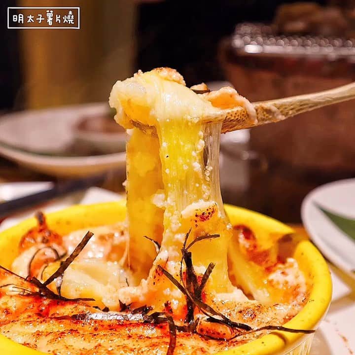 のインスタグラム：「📍Taipei, Taiwan 肉你好Yoloniku燒肉串炸專門店 / 以下餐點與價位 和牛起士瀑布漢堡排 $320 美味程度：🌕🌕🌕🌕🌑 💡補充💡新推出的漢堡排，搭配融化的起士瀑布🧀️真的讓人大流口水🤤漢堡排很有嚼勁，底下還有洋蔥可解油膩！ 明太子薯片燒 $120 美味程度：🌕🌕🌕🌕🌑 💡補充💡明太子口味濃郁，將薯片搗碎與明太子拌在一起，整體口感綿密👍🏻 鹽蔥牛舌 $200 美味程度：🌕🌕🌕🌕🌑 💡補充💡青蔥蠻新鮮，感受的到他的脆度，牛舌本身帶有嚼勁，但不會難咬依然可以感受到他的嫩度，厚度稍微薄，整體👌🏻 YOLO組合 $359 美味程度：🌕🌕🌕🌕🌑 💡補充💡三種不同雞肉組合作搭配！雞腿肉烤得非常多汁💦旁邊搭配的奶油加上蒜泥麻油醬很入味，不會油膩，個人蠻喜歡的！ 每日鮮切牛排 $299 美味程度：🌕🌕🌕🌕🌑 💡補充💡厚度吃的很過癮，但算是全部肉裡面最具嚼勁的一款，建議熟度為7分熟喔🥩 蒜味松阪豬 $200 美味程度：🌕🌕🌕🌕🌑 💡補充💡松阪豬烤得酥脆，口感彈牙，帶點微微焦香的香氣🐷是豬肉燒烤我必點的品項👍🏻 芝麻水菜沙拉 $160 美味程度：🌕🌕🌕🌕🌑 💡補充💡沙拉清爽！配料滿多樣的，除了基本生菜、番茄等等還有豆腐！ 整體： 環境衛生：🌕🌕🌕🌕🌑 服務態度：🌕🌕🌕🌕🌗 再訪意願：🌕🌕🌕🌕🌑 🗺台北市中山區合江街178號 🚇捷運行天宮站3號出口 ☎️(02)2515-1768 ⏰17:00-24:00 🍽2019.01.07到訪用餐 💡補充💡已經好幾訪了😂😂😂位子不多，建議先訂位！店員人都很友善還會和你攀聊幾句，氣氛很輕鬆舒服👍🏻每次吃下來都覺得氣氛很自在，料理也新鮮🥩 #4foodie #4foodie行天宮站 #YOLONIKU肉你好  #taipeifood #台北美食 #肉你好 #燒烤 #台北燒肉 #台北燒烤 #taipei #4foodie燒肉 #4foodieintaipei ©版權所有，不得轉載copyrights reserved」