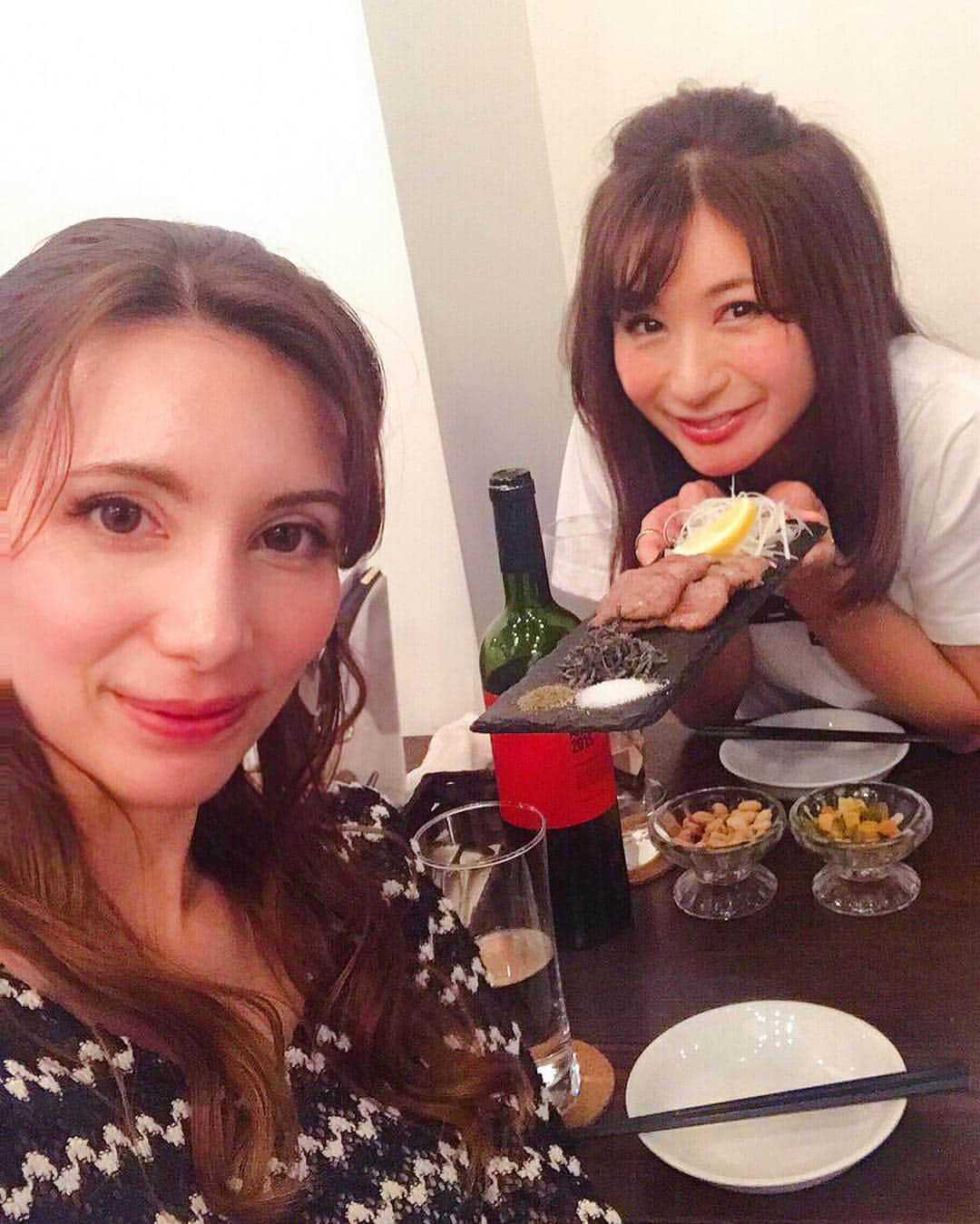 中村江莉香さんのインスタグラム写真 - (中村江莉香Instagram)「@shitans_yushima 行ってきたよ〜😍🥩🍖🥓お肉がとにかく美味しい🥶🥶💓お友達の @rikiyy.a がやっているお店🥰💛💛湯島駅近くなので、気になる方は是非行ってみてほしい〜❤️❤️ オープンから終電まで居ちゃった😂☝️ワインのセレクトも最強でした☺️🍷 シルたんとの女子会は安定の話が終わらず...笑 飲む量も食べる量も素晴らしい私たちでしたyo🥶🥶♥️笑 #湯島 #肉バル #shitans #イケメン店員 #イケメン店員さん #湯島駅すぐ #湯島駅 #お肉 #お肉好きと繋がりたい #お肉好きすぎる #美味しいご飯屋さん #お気に入りのお店 #女子会 #女子会最高 #アラサー女子 #理解し合える関係 #大人女子会」4月23日 13時33分 - erica_nakamura